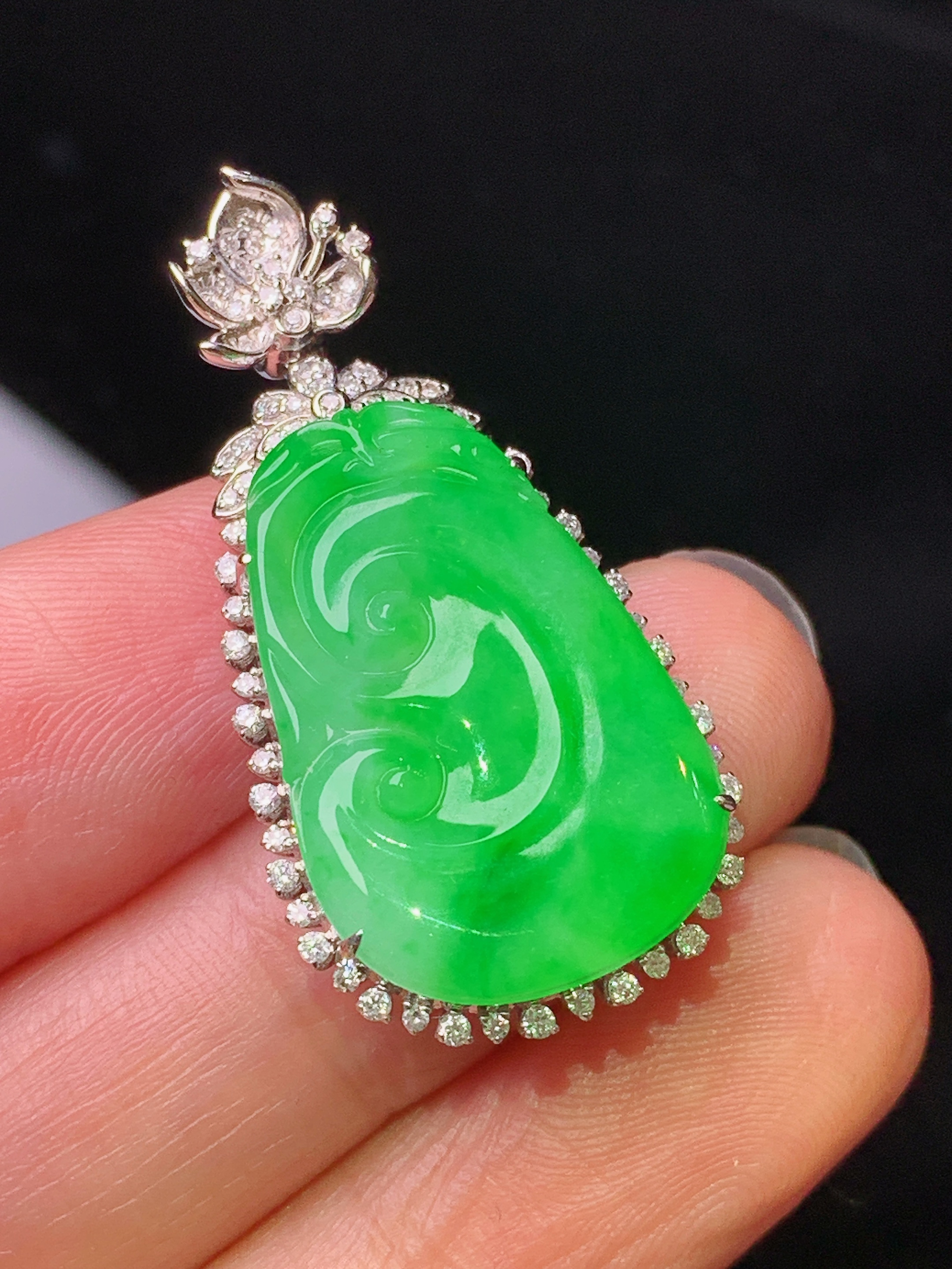 18k金钻镶嵌翠绿如意吊坠 玉质细腻 色泽艳丽清新 水润亮眼 整体尺寸35*17.5*6.5b1