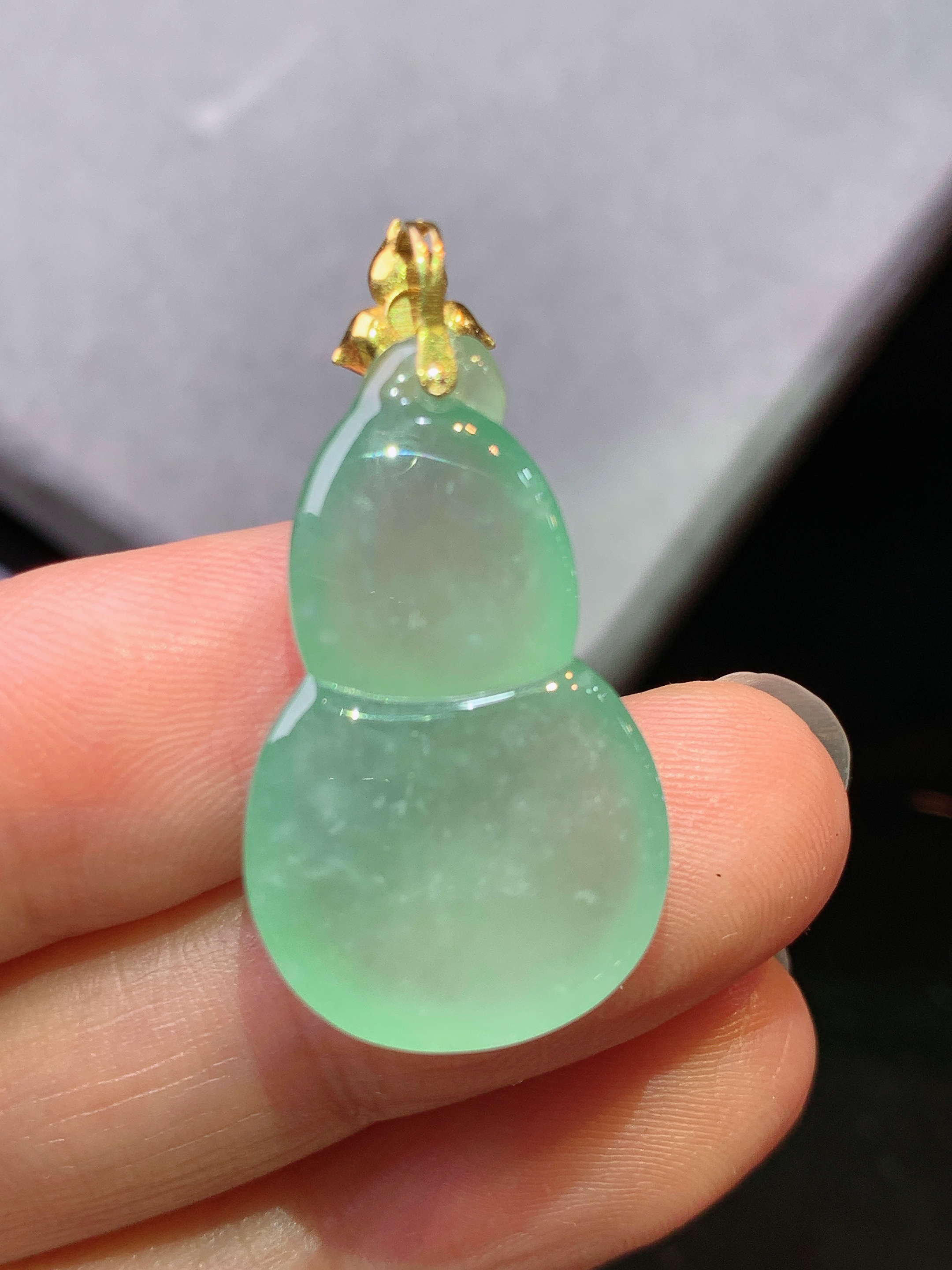 18k金镶嵌冰种晴绿葫芦吊坠 玉质细腻 色泽艳丽清新 水润亮眼 整体尺寸32.5*16.2*7m1