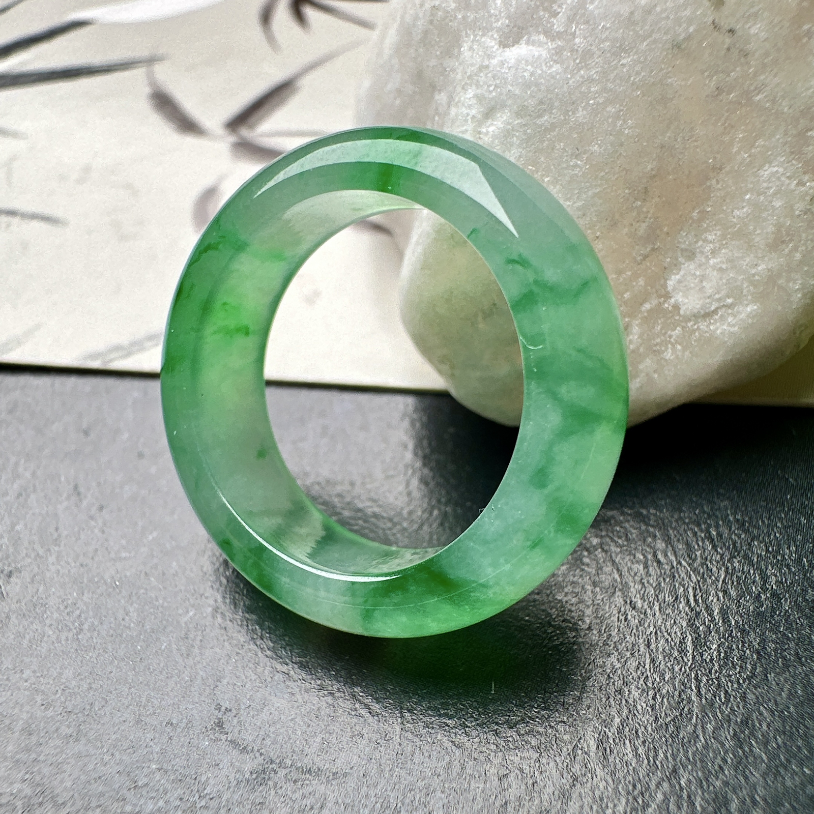 【冰种飘绿戒圈】难得的冰润度，难得的好颜色，韵味十足，古色古香。也可当甜甜圈佩戴