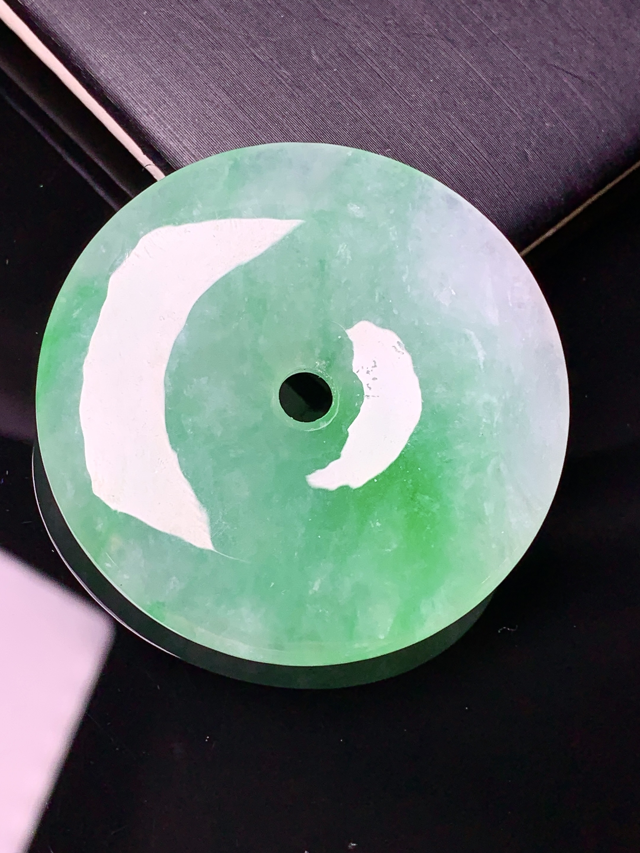 飘绿平安扣吊坠 玉质细腻 色泽艳丽清新 水润亮眼 整体尺寸39.5*6.2j3