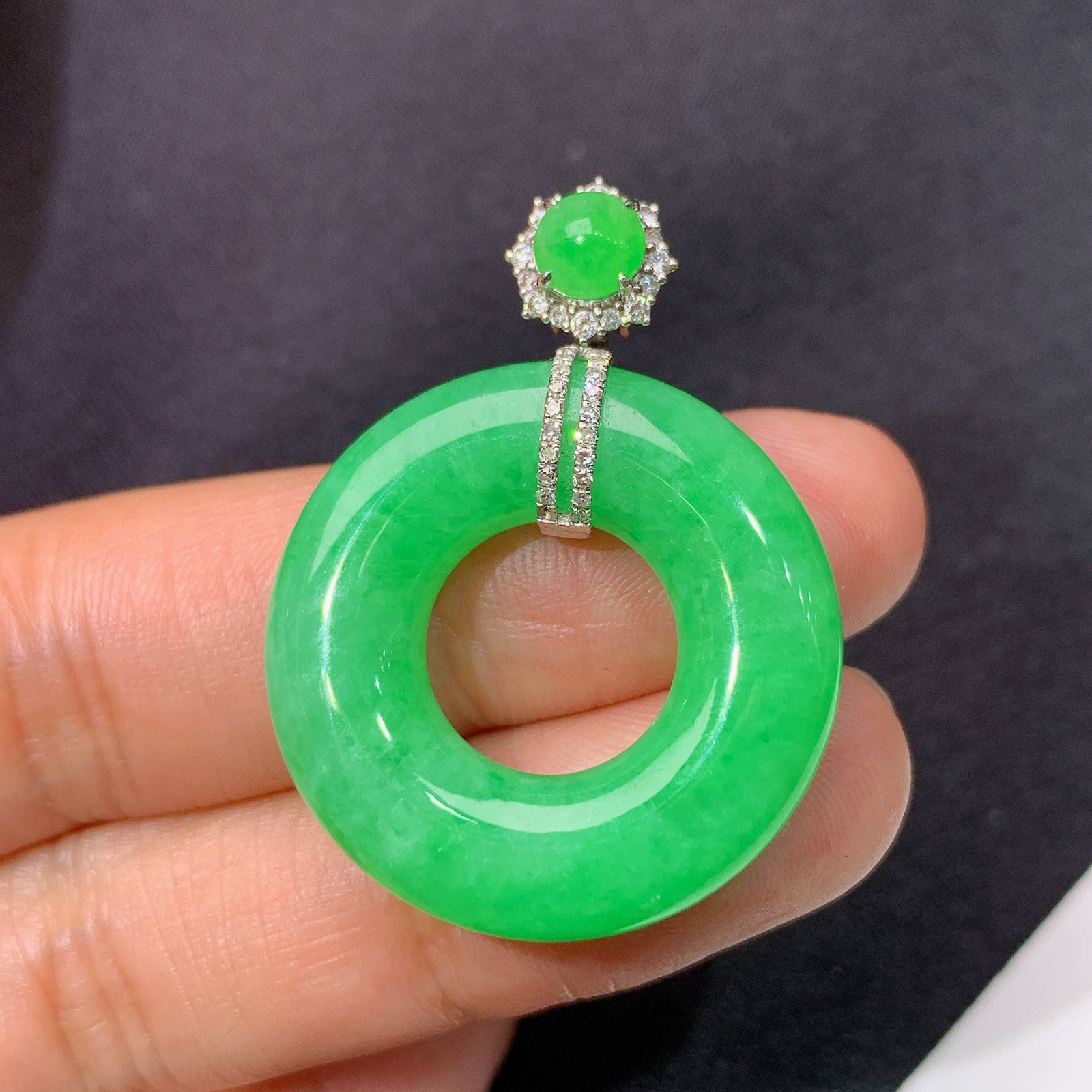 阳绿甜甜圈吊坠，18k金镶嵌，冰润色阳，玉质细腻，种水足，Cj 尺寸34.5*26.3*6.6