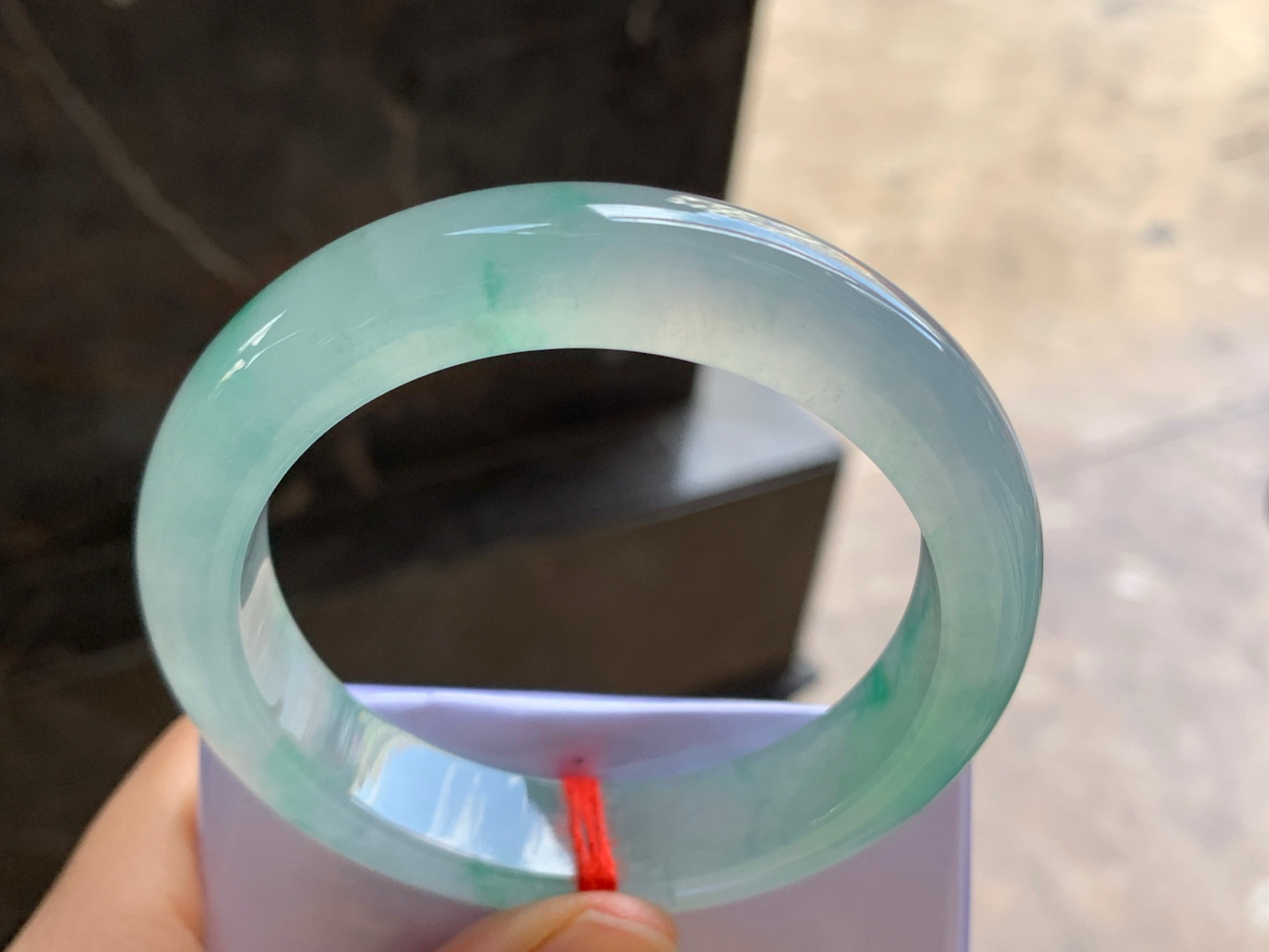 57-13-9.2

冰种飘绿手镯^_^透亮