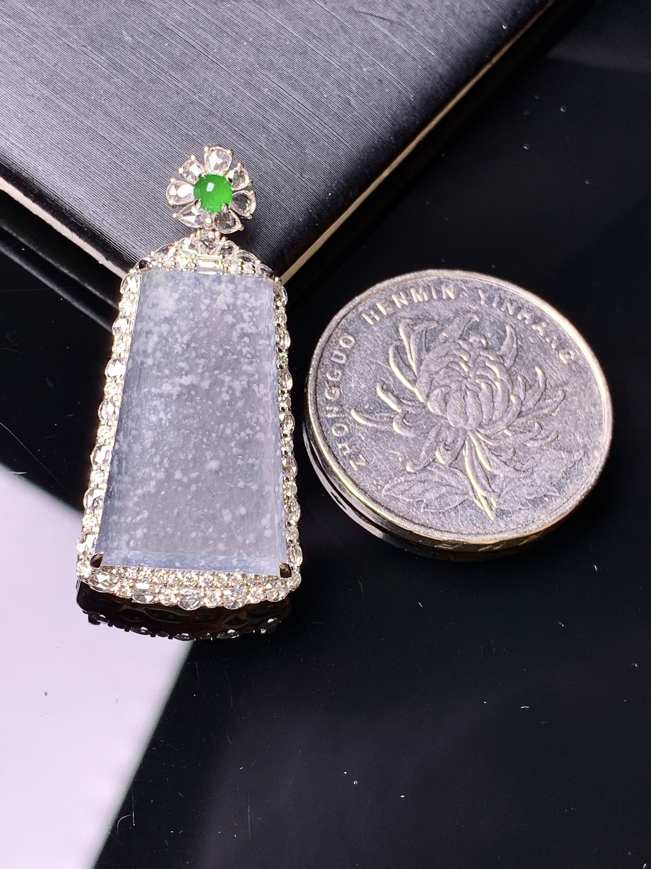 18k金钻镶嵌冰种雪花棉无事牌吊坠 玉质细腻 色泽艳丽清新 水润亮眼 整体尺寸36*16.8*6.8d2
