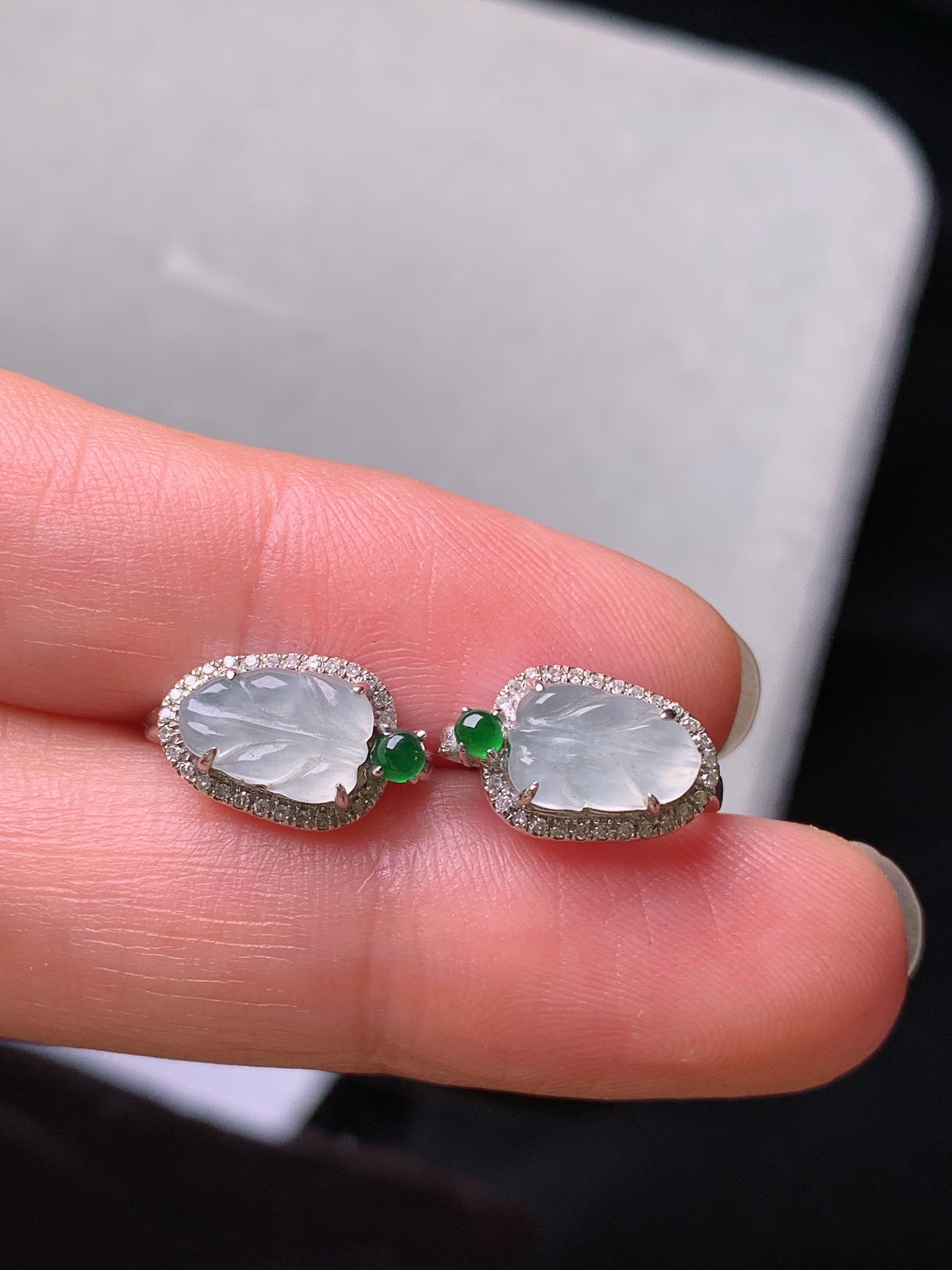 18k金钻镶嵌冰种树叶耳钉 玉质细腻 色泽艳丽清新 水润亮眼 整体尺寸12*7.7*4.3f3