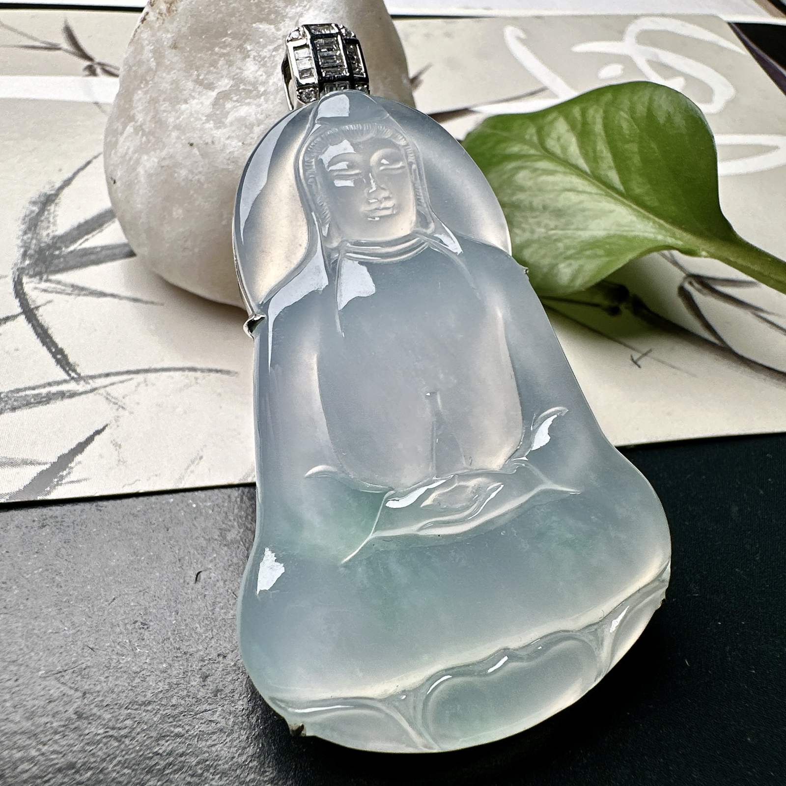 【冰种飘花素衣观音】质地细腻，通透度上佳，冰感十足，适合佩戴，收藏品质，18k金钻镶嵌，裸石尺寸54.5*37.6*4.8毫米