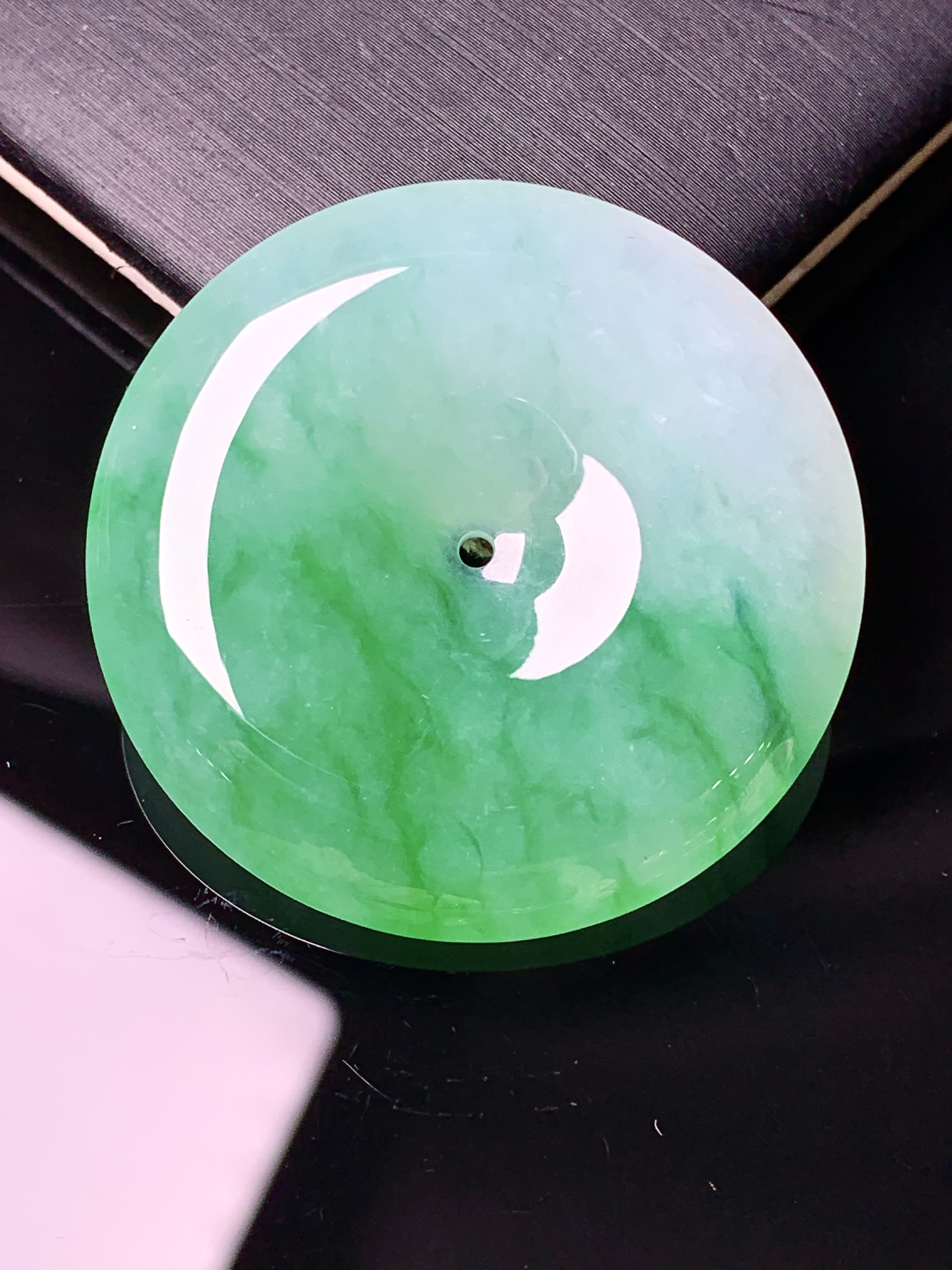 飘绿平安扣吊坠 玉质细腻 色泽艳丽清新 水润亮眼 整体尺寸36*6.5x1