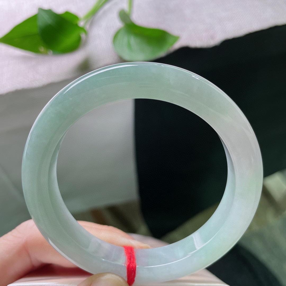 57.8/11.3/9.3绿底正圈，清润，温柔入骨，上手显白又气质。自带滤镜，无暇