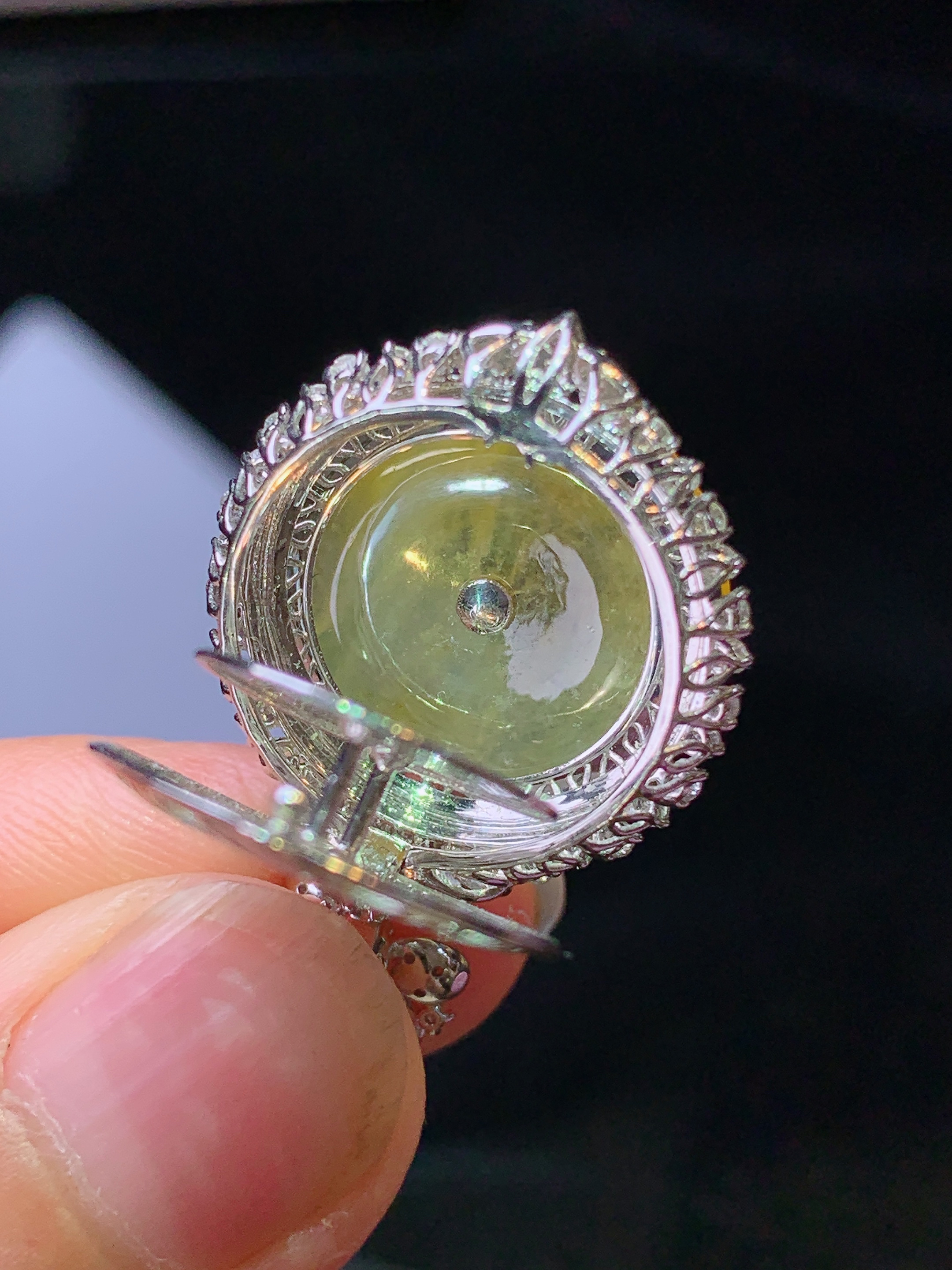 18k金钻镶嵌黄翡平安扣吊坠 玉质细腻 色泽艳丽清新 水润亮眼 整体尺寸32*20.3*8.5b1