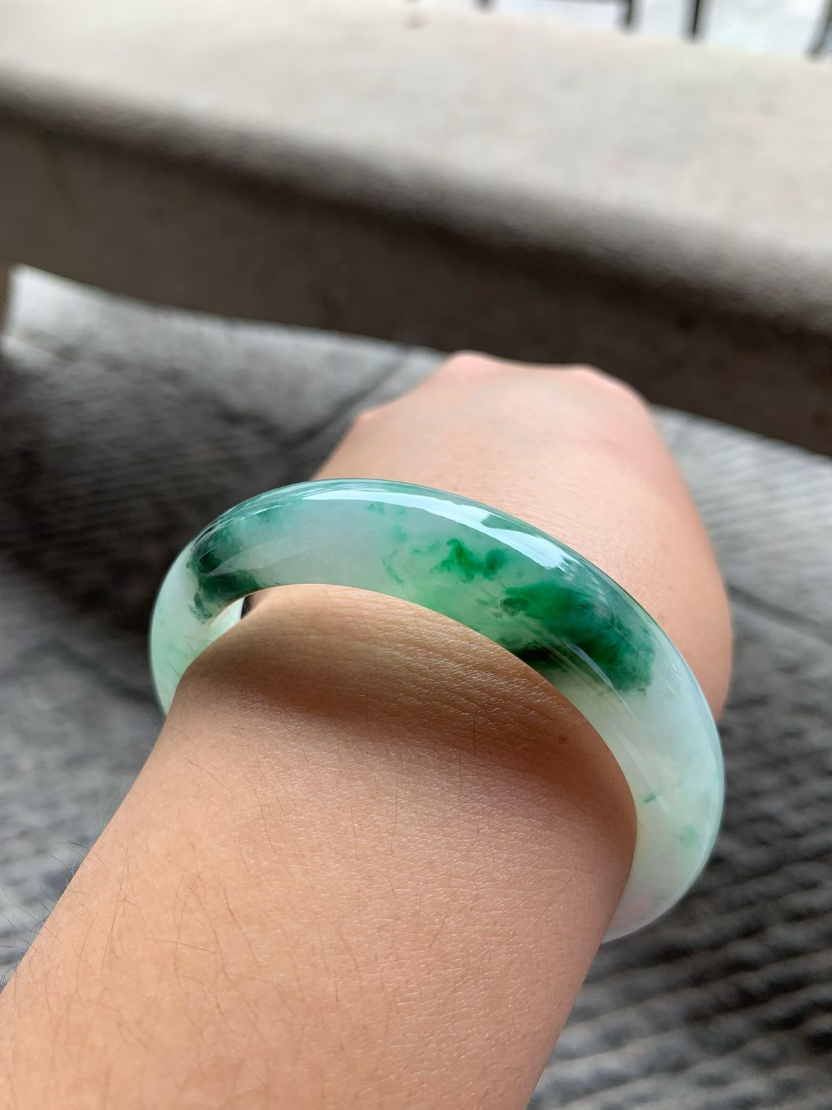 飘绿花正圈手镯尺寸55.5*13*8 种质细腻，温润柔和，底子清爽，绿花浓淡相宜，低调又显贵！