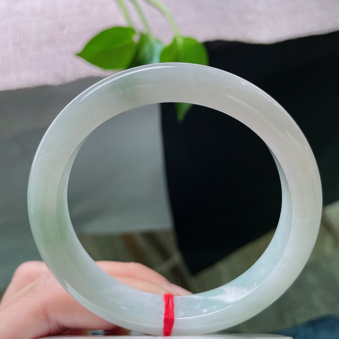 60/11.6/8.4，淡绿底正圈，大圈口，水头好，质地温润细腻，干净，棉线，