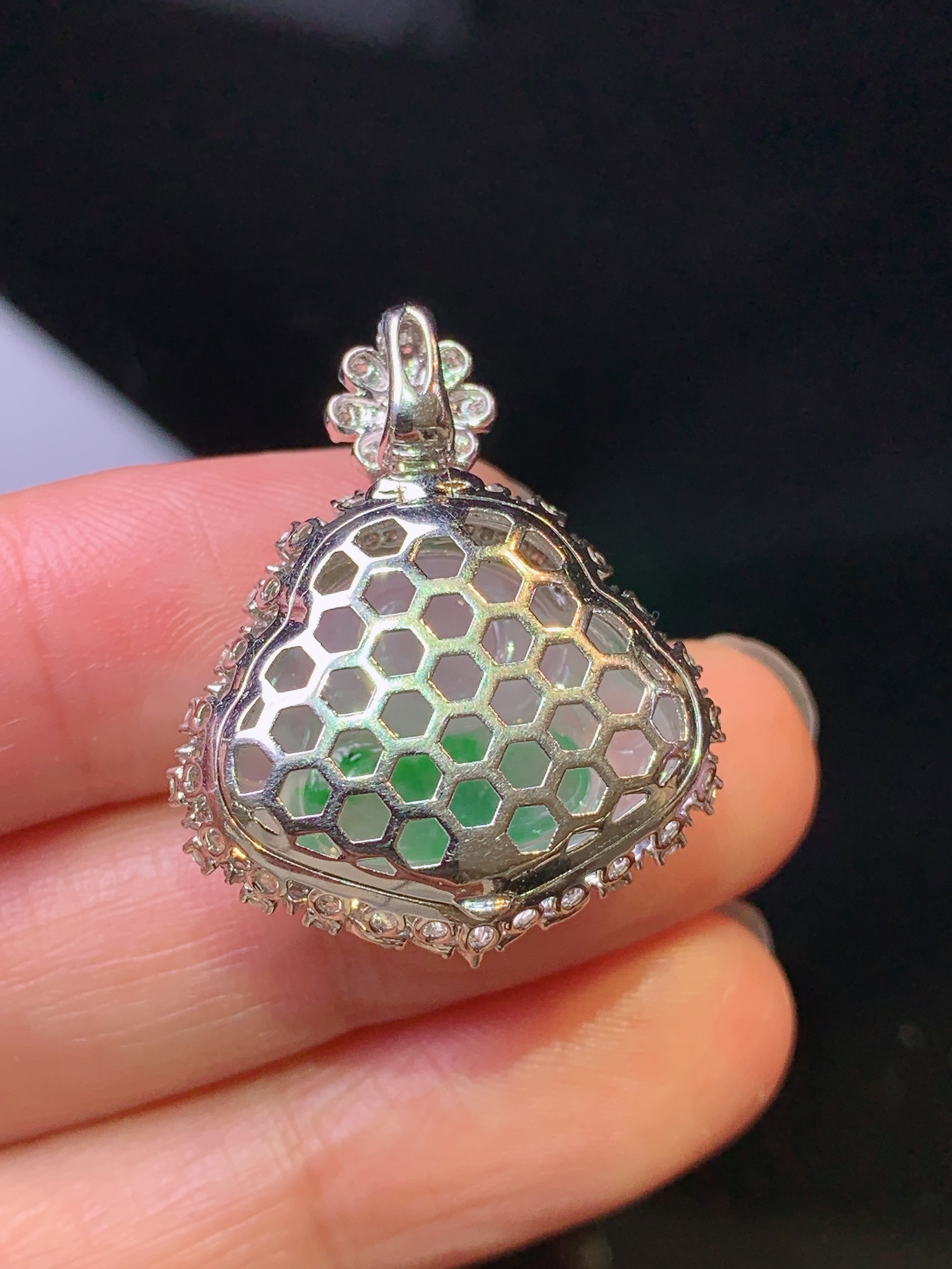 18k金钻镶嵌飘绿佛公吊坠 玉质细腻 色泽艳丽清新 水润亮眼 整体尺寸27.6*23.3*13y4