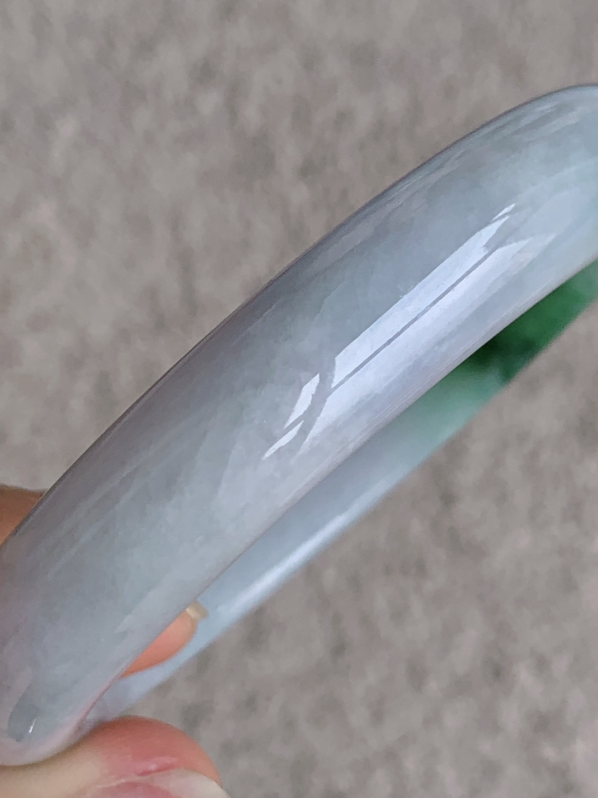 【手镯】正圈 圈口 57 58
【尺寸】58.2-12.6-10
【说明】飘绿花 冰飘花 腕间水墨 种老细腻 缅甸A货翡翠 有小细纹