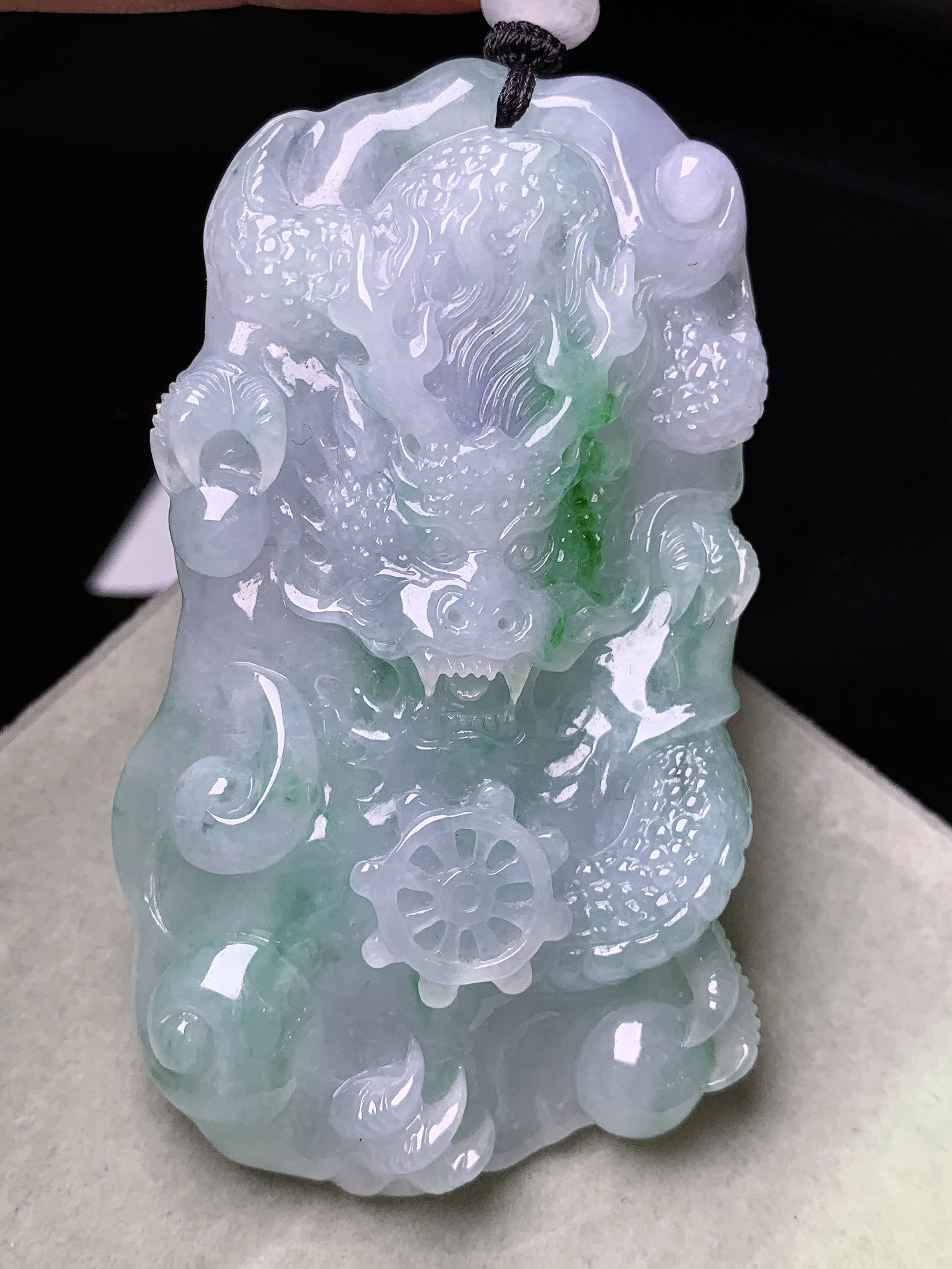 飘绿龙牌子吊坠 玉质细腻 色泽艳丽清新 水润亮眼 整体尺寸72.8*40.8*11.5L1