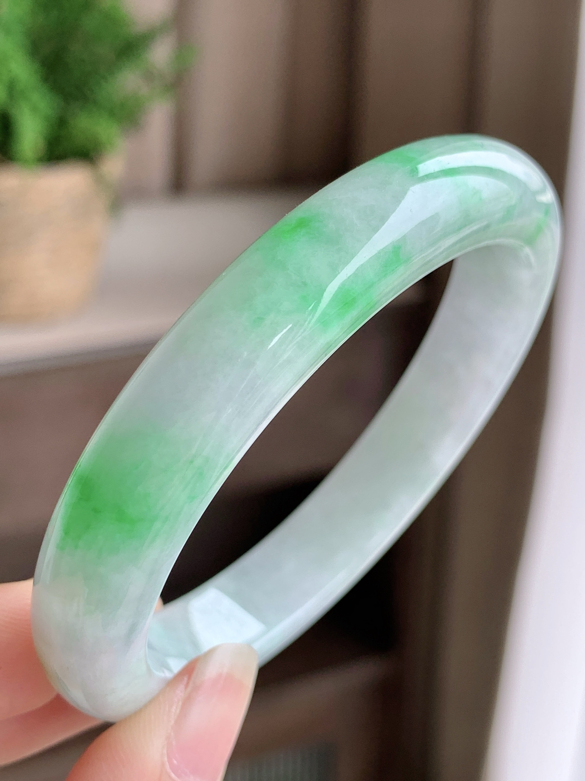 【手镯】正圈 圈口 55 56
【尺寸】56-10.9-7.8
【说明】飘绿花 冰飘花 金丝绿 白底青 种老细腻 缅甸A货翡翠 完美