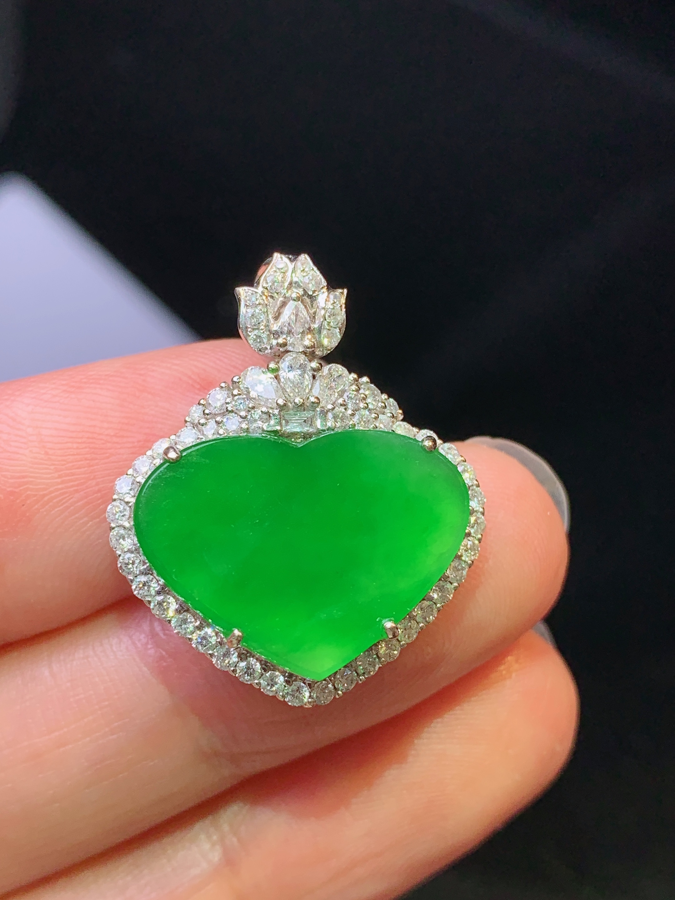 18k金钻镶嵌满绿心形吊坠 玉质细腻 色泽艳丽清新 水润亮眼 整体尺寸25*20*8L3