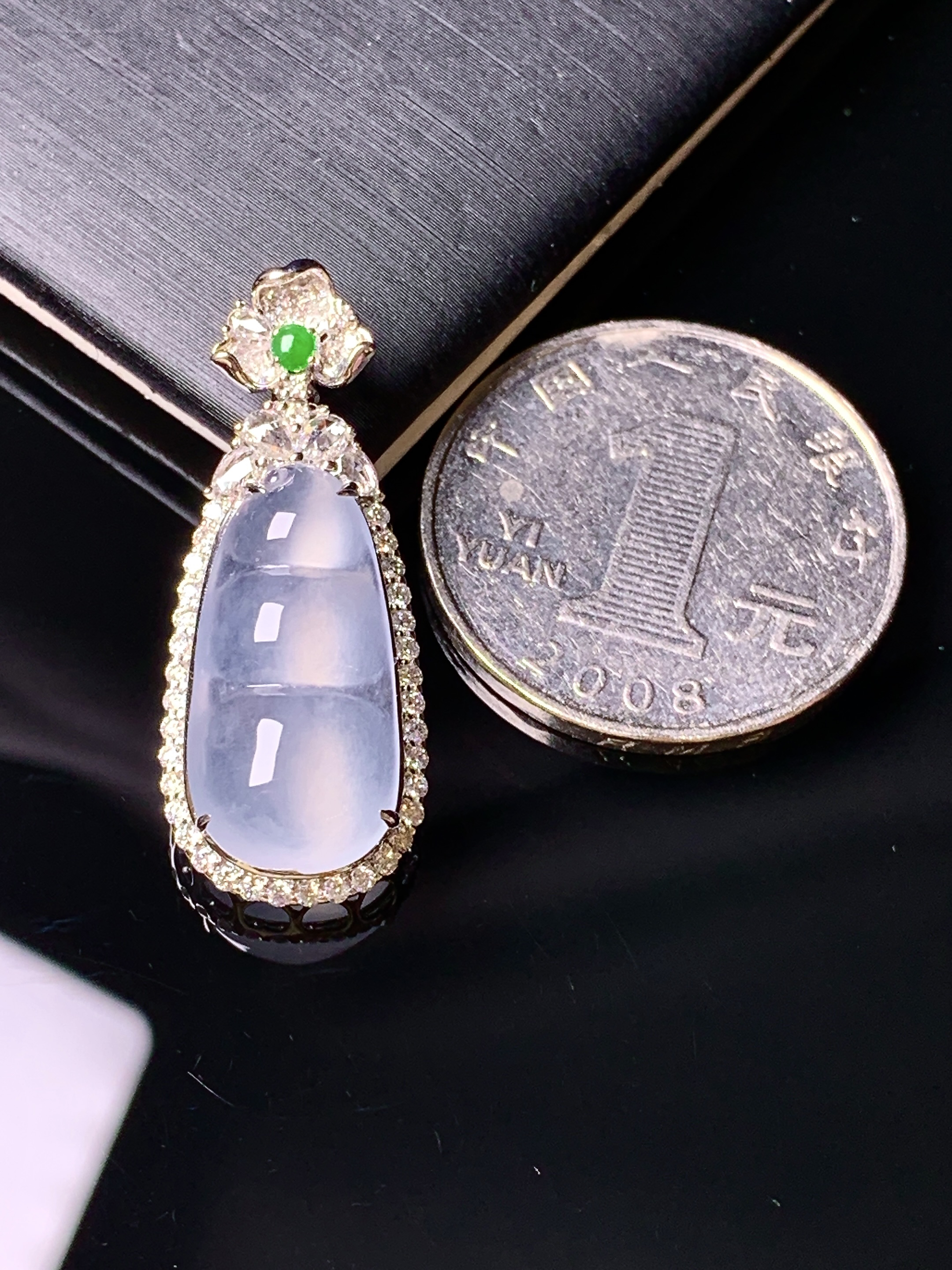 18k金钻镶嵌冰种四季豆吊坠 玉质细腻 色泽艳丽清新 水润亮眼 整体尺寸31.2*12.7*8f3