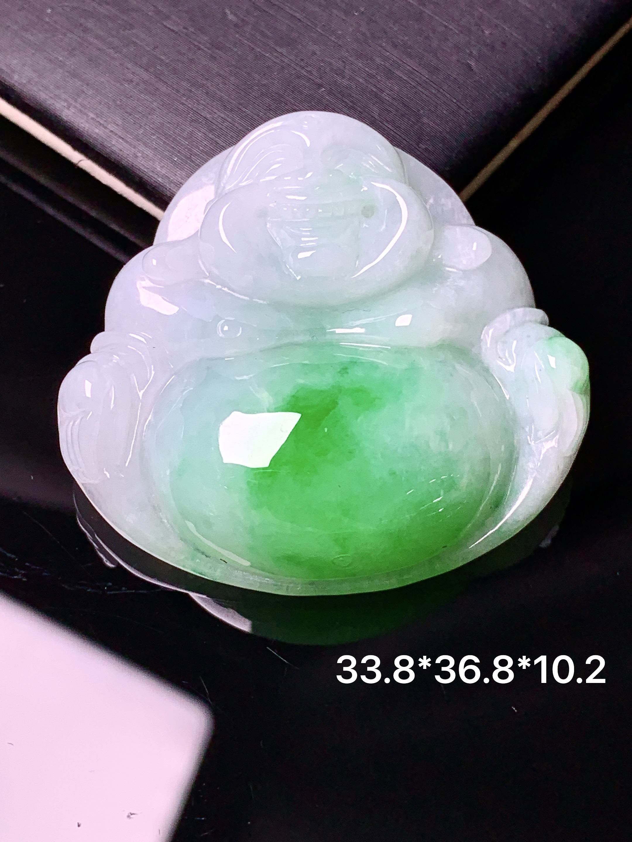 飘绿佛公吊坠 玉质细腻 色泽艳丽清新 水润亮眼 整体尺寸33.8*36.8*10.2x1