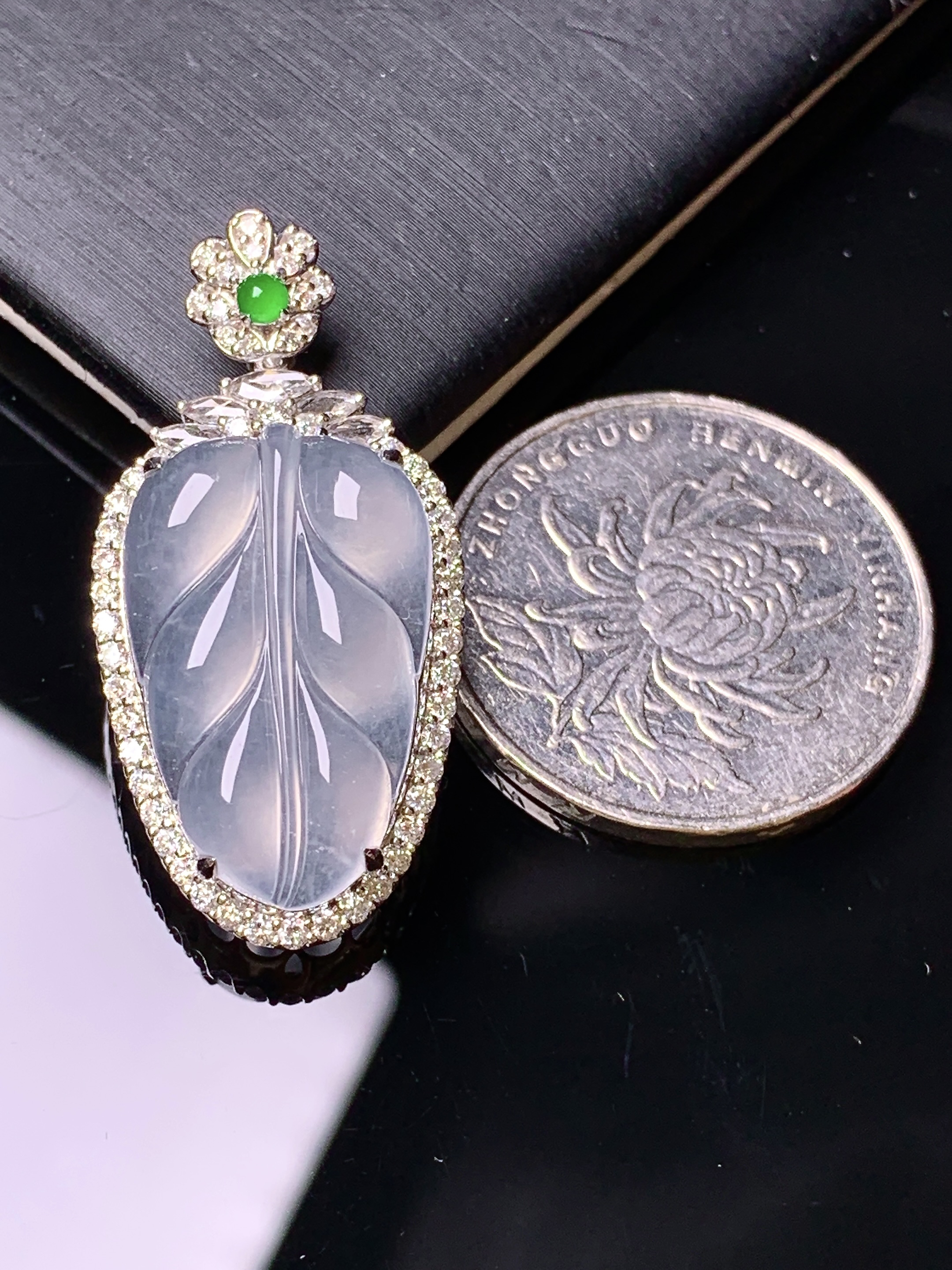 18k金钻镶嵌冰种树叶吊坠 玉质细腻 色泽艳丽清新 水润亮眼 整体尺寸35.2*17.2*8.2d2