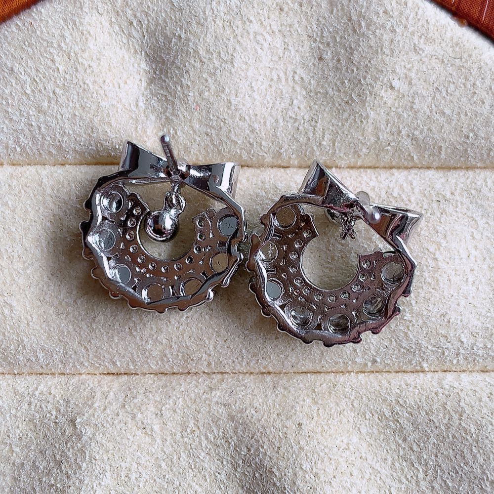 冰满绿翡翠925银镶嵌耳钉，自然光实拍，翠色灵动，颜色漂亮，种老水足，品相佳，佩戴佳品！W481.21  取一整体尺寸：13.8-14-4.5mm  裸石尺寸：3mm