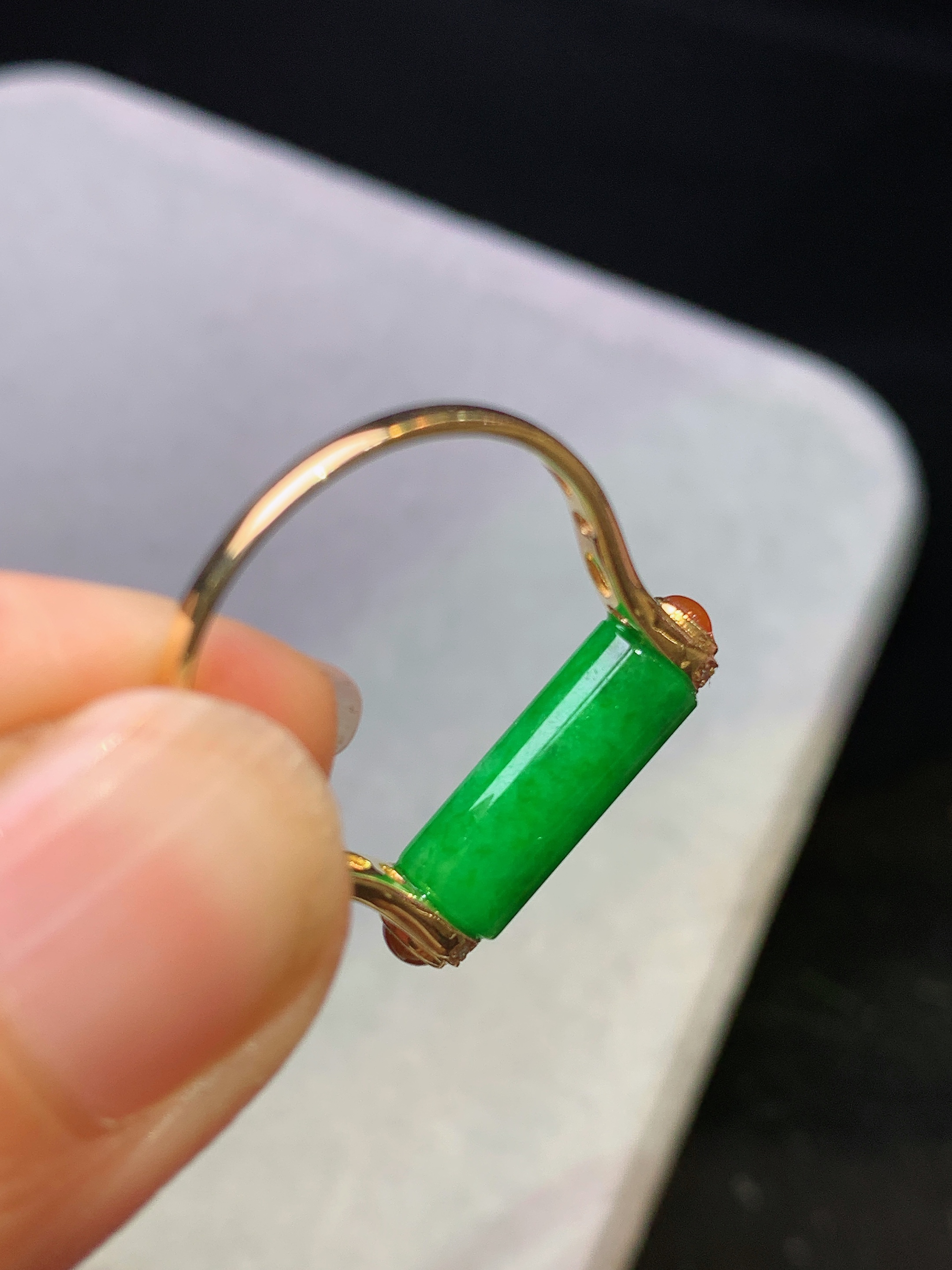 18k金钻镶嵌翠绿圆柱戒指 玉质细腻 色泽艳丽清新 水润亮眼 圈口14.5 整体尺寸5.2*12.6b1