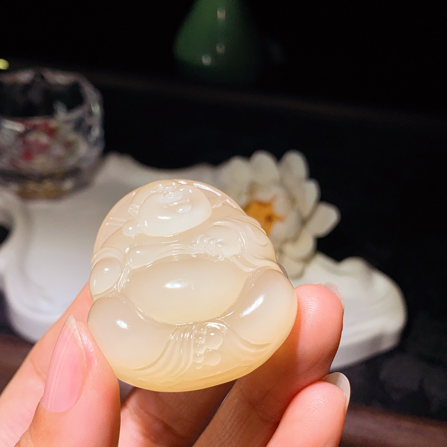 和田玉冰低起荧光藕粉佛引福来挂件。尺寸43/36/20重50克，玉质细腻油润 脂粉好，品质好！lt260323