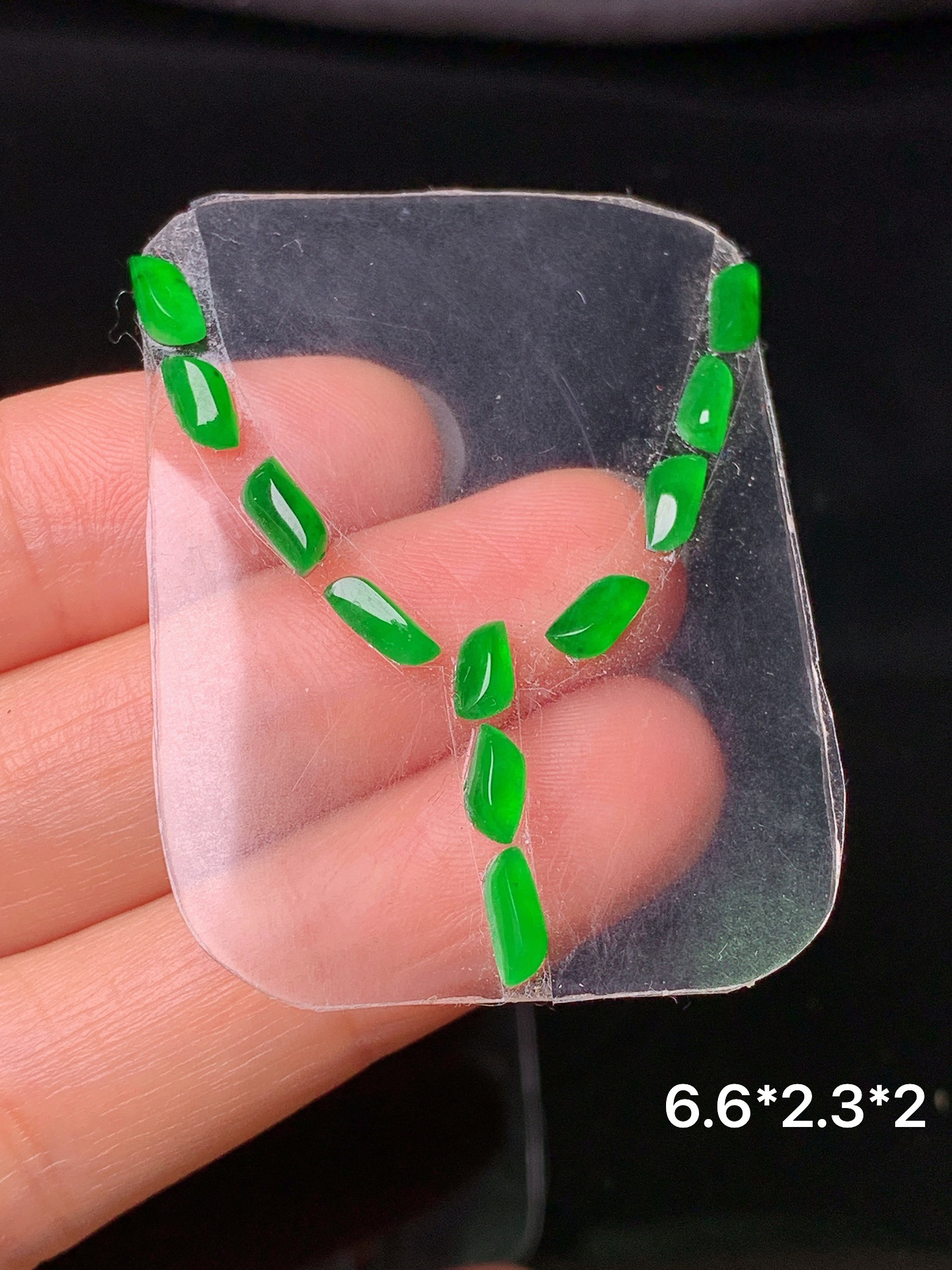 镶嵌款 满绿随形一手 吊坠 玉质细腻 色泽艳丽清新 水润亮眼 整体尺寸6.6*2.3*2j3