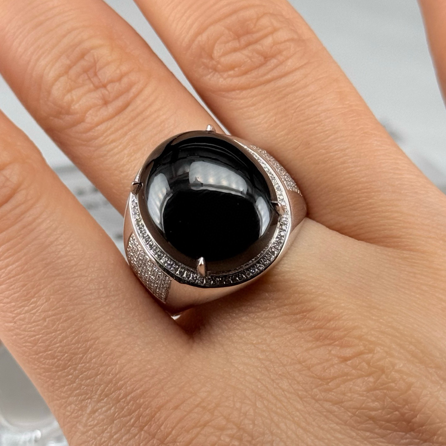 精品18k墨翠男戒 种好色正 黑度极好 打灯通透 油性十足  尺寸17.9