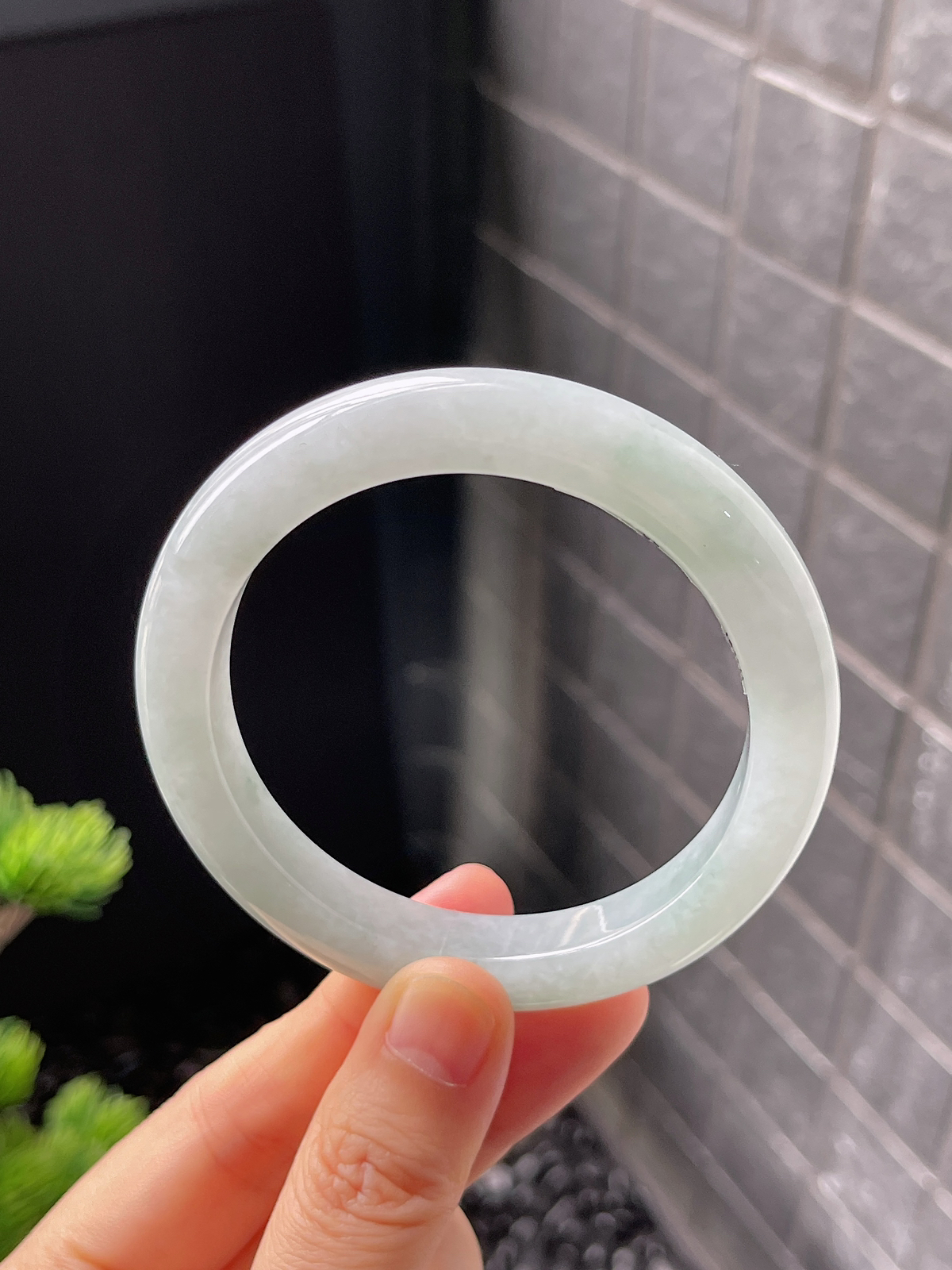 正圈55圈口，翡翠糯化种淡绿色手镯