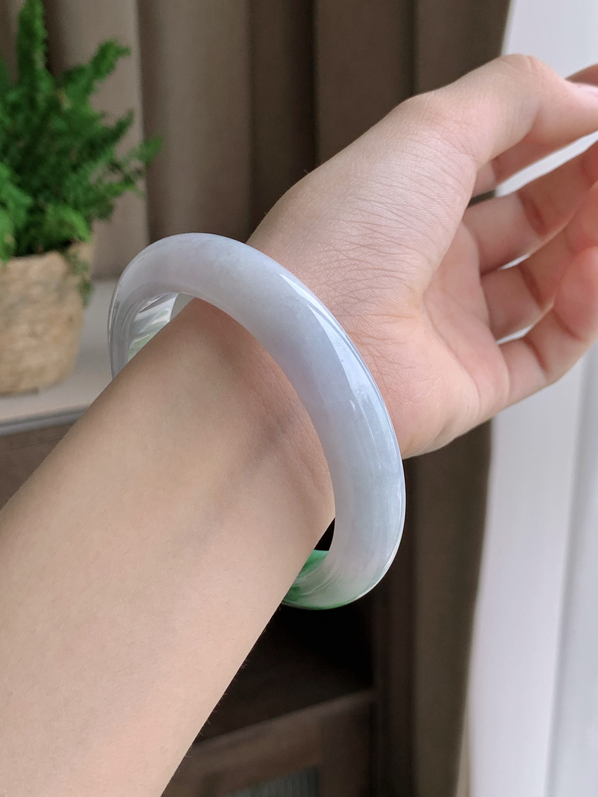 【手镯】正圈 圈口 57 58
【尺寸】58.2-12.6-10
【说明】飘绿花 冰飘花 腕间水墨 种老细腻 缅甸A货翡翠 有小细纹