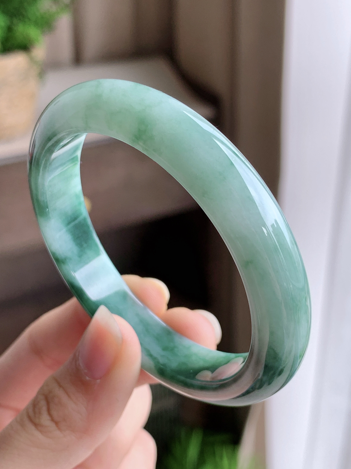 【手镯】正圈 圈口 55 56
【尺寸】55.5-11.4-7.4
【说明】冰飘花 青山云雾 种老细腻 缅甸A货翡翠 完美