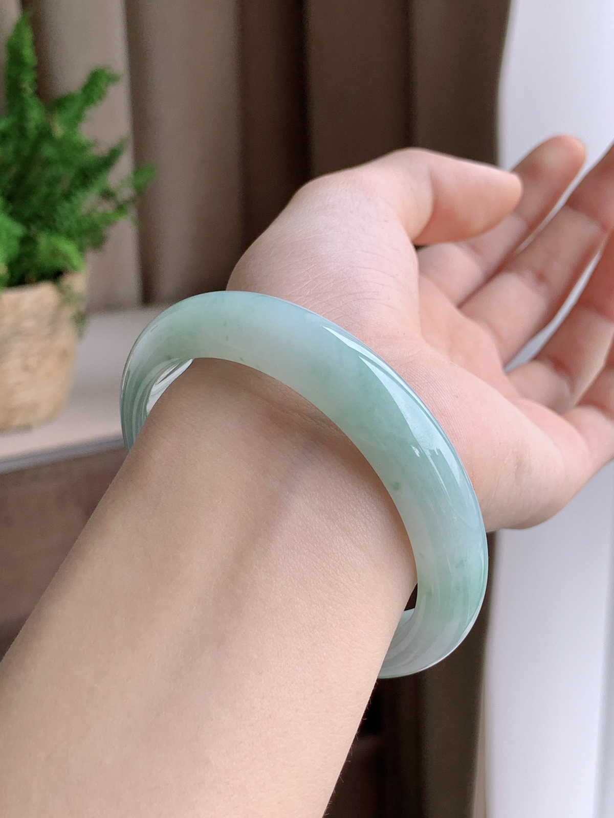 【手镯】正圈 圈口 55 56
【尺寸】55.7-11.9-7.6
【说明】冰飘花 烟雨晴水 种老细腻 缅甸A货翡翠 完美