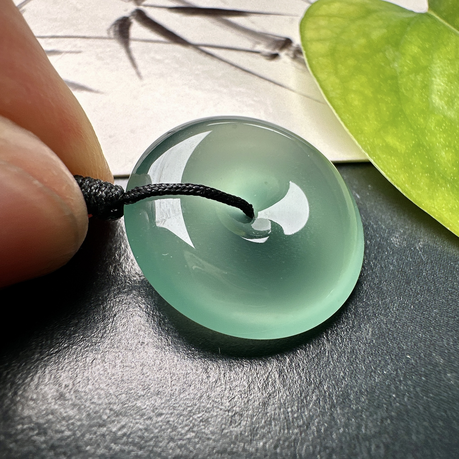 【冰种晴绿平安扣】质地细腻，品质很好，冰感十足，胶感明显，收藏品质