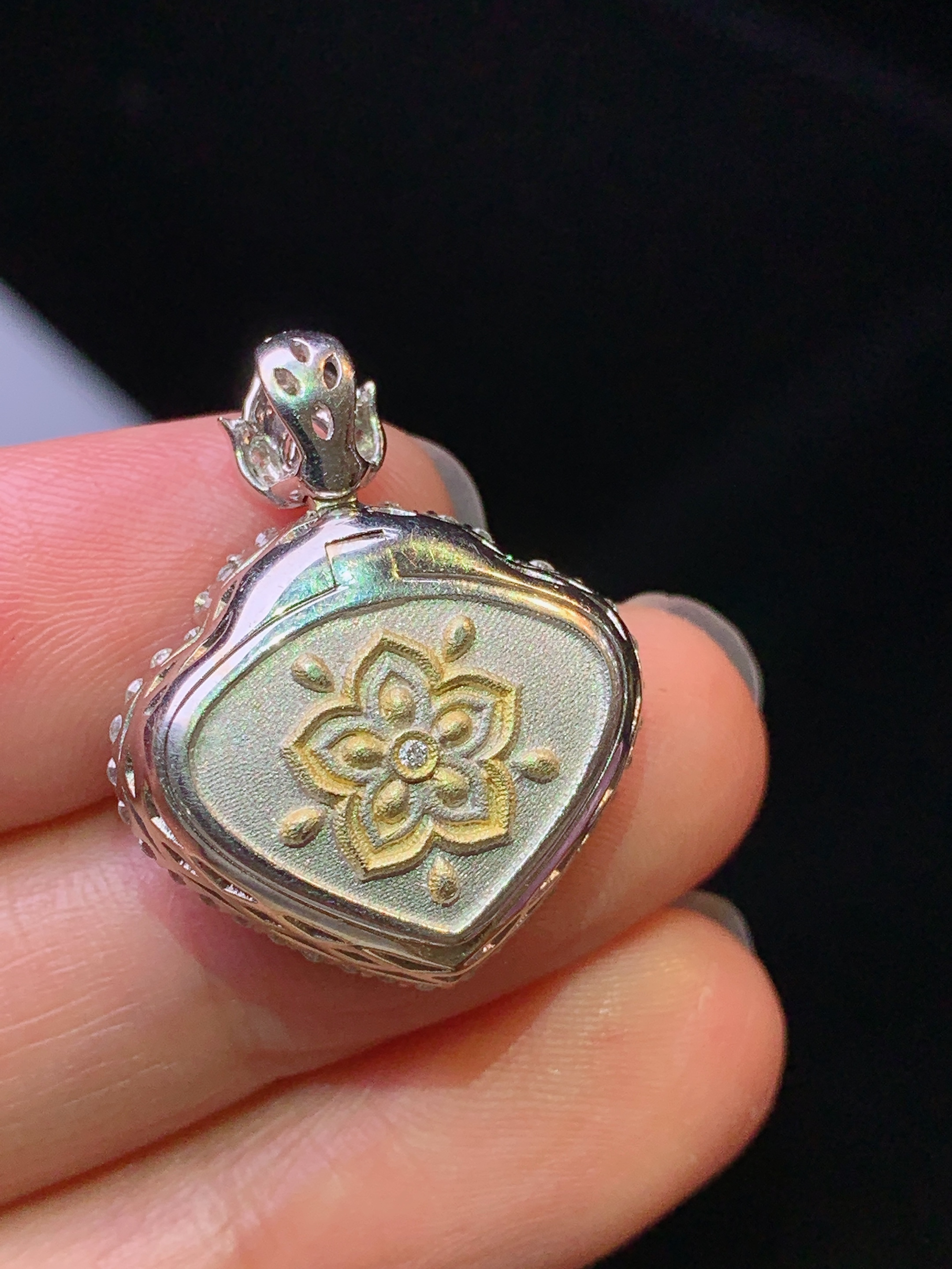 18k金钻镶嵌满绿心形吊坠 玉质细腻 色泽艳丽清新 水润亮眼 整体尺寸25*20*8L3