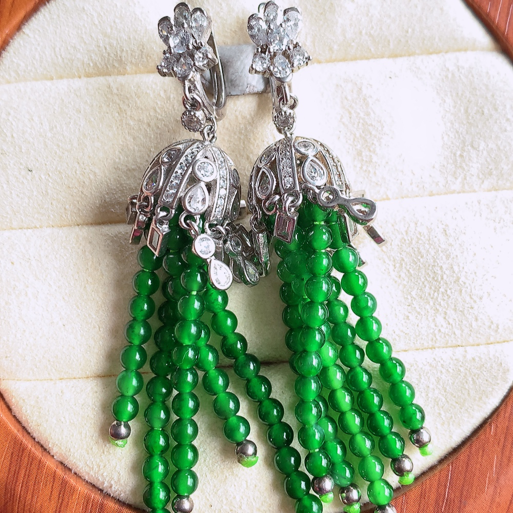 冰满绿翡翠925银镶嵌耳钉，自然光实拍，翠色灵动，颜色漂亮，种老水足，品相佳，佩戴佳品！W481.2