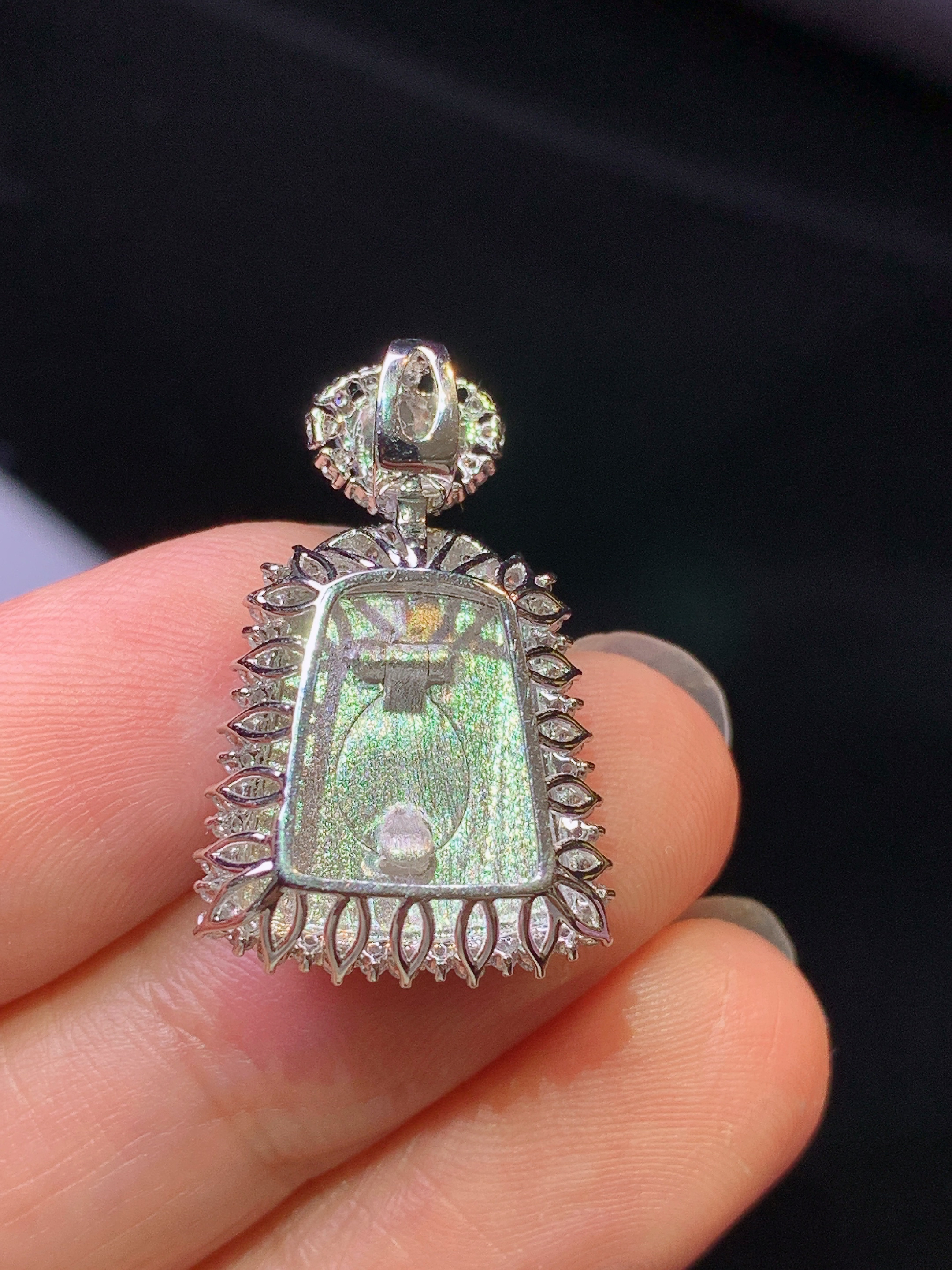 18k金钻镶嵌翠绿无事牌吊坠 玉质细腻 色泽艳丽清新 水润亮眼 整体尺寸24.6*15.6*7.5f1