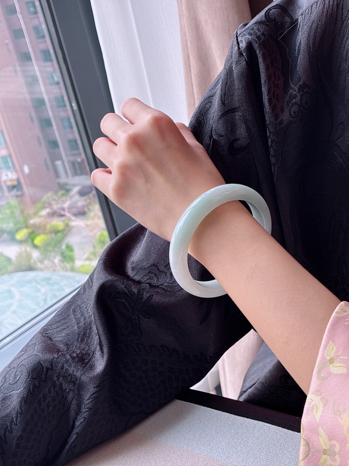 【手镯】正圈 圈口 60 61
【尺寸】60.6-12.4-8
【说明】白冰 糯冰奶白 种老细腻 缅甸A货翡翠 完美