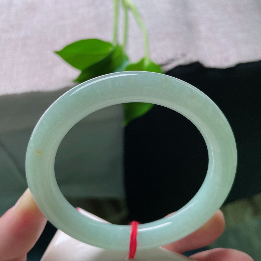 55/9.8。晴绿圆条手镯，无暇