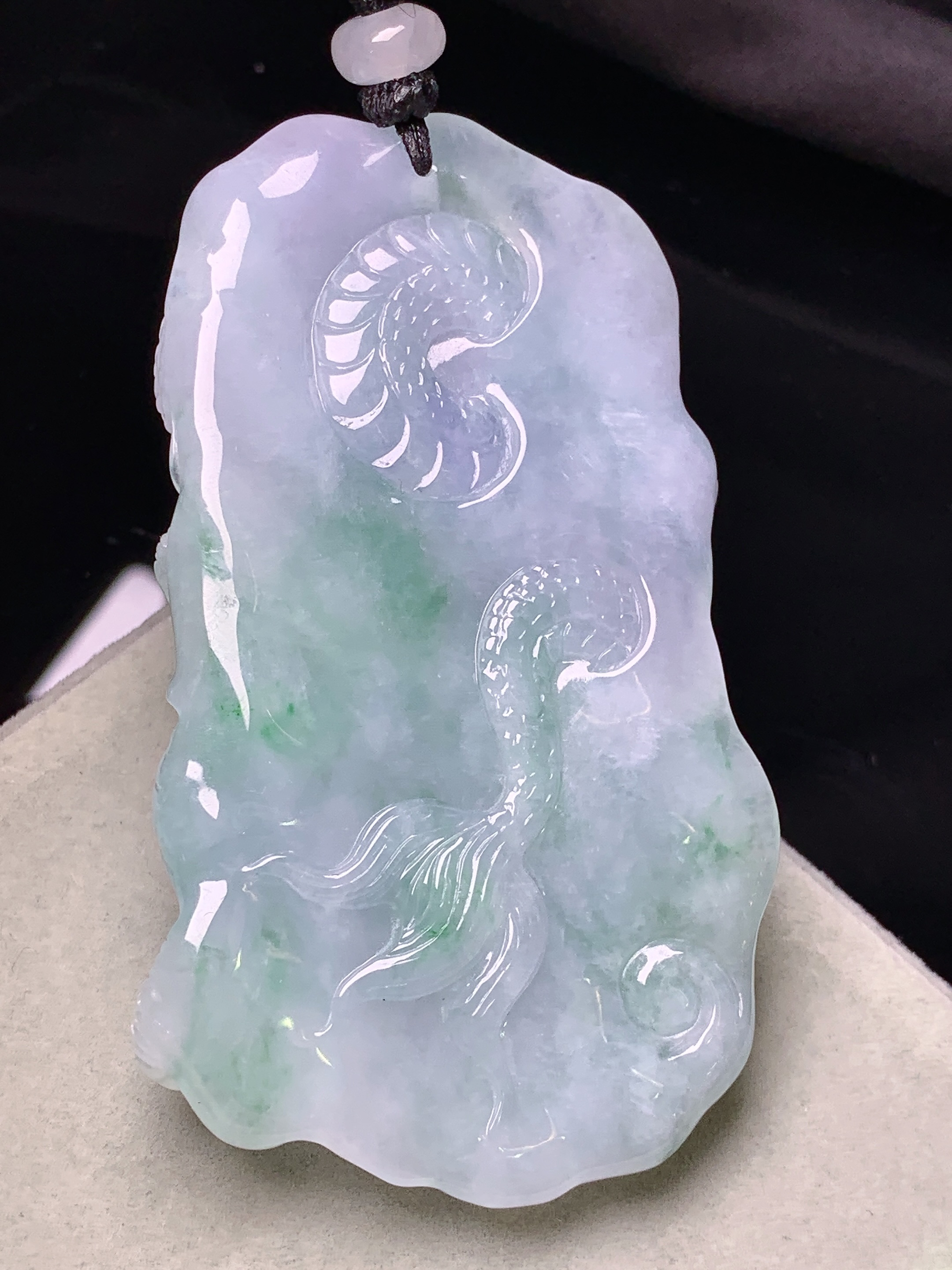 飘绿龙牌子吊坠 玉质细腻 色泽艳丽清新 水润亮眼 整体尺寸72.8*40.8*11.5L1