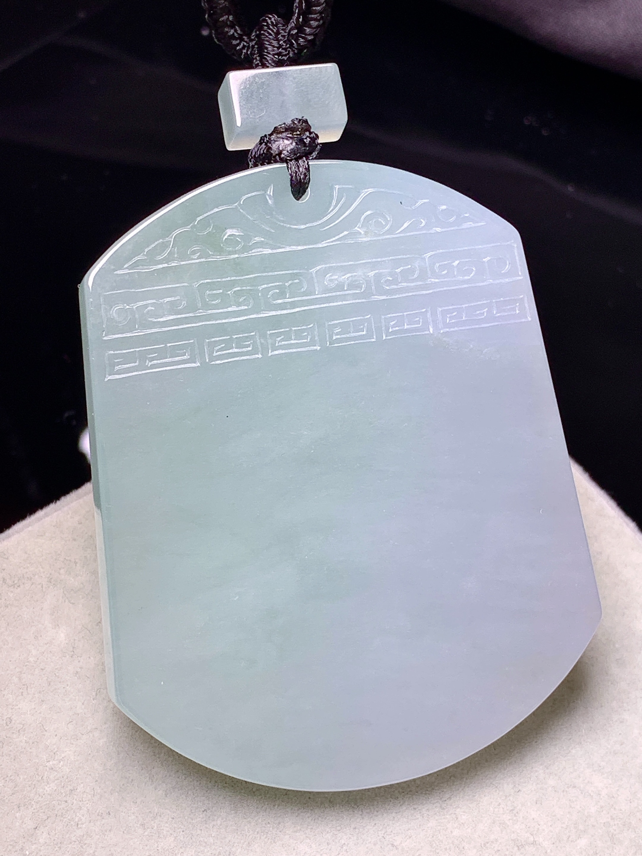 淡紫罗兰飘绿无事牌吊坠 玉质细腻 色泽艳丽清新 水润亮眼 整体尺寸52.7*42.5*5.2L1