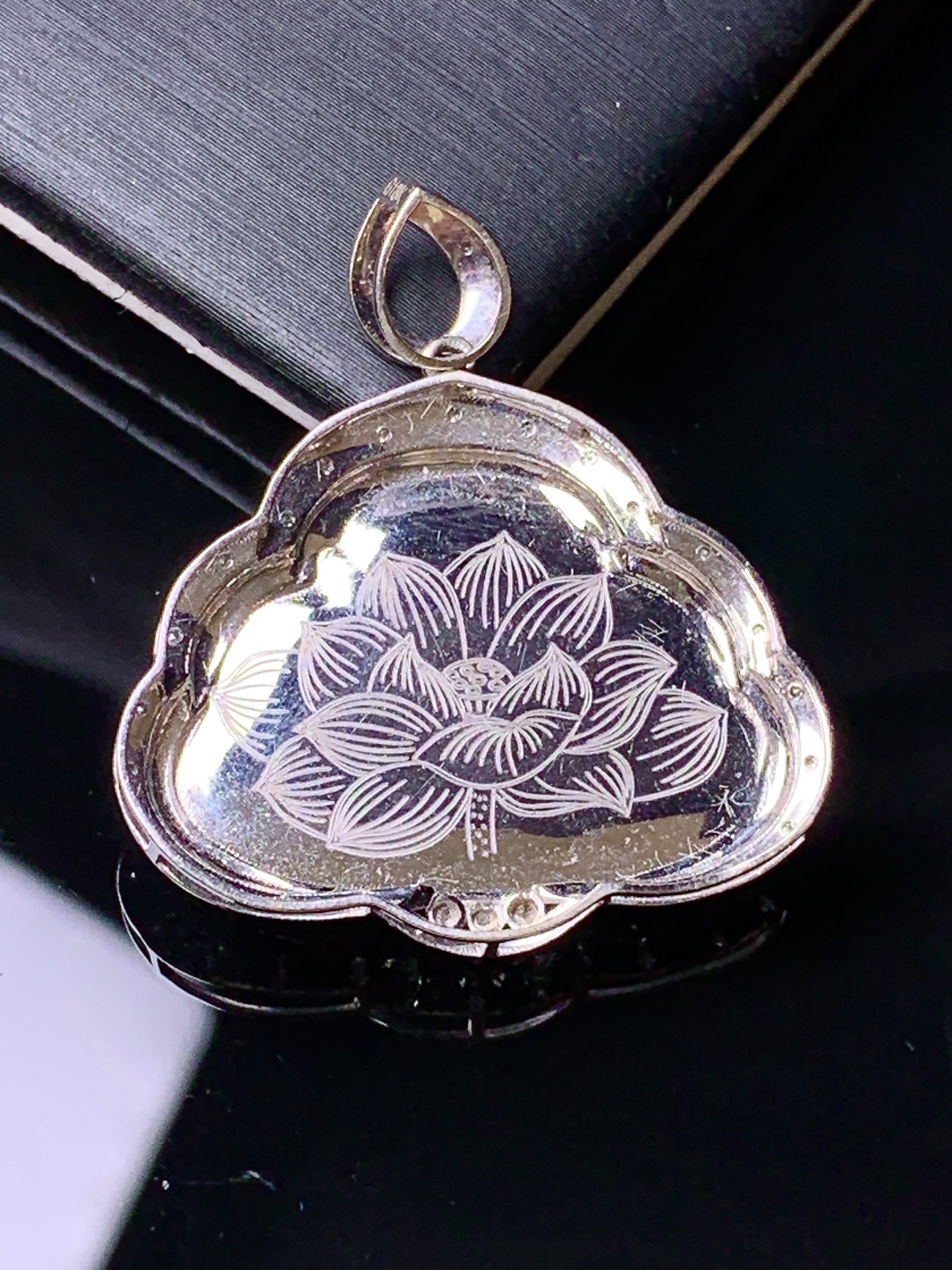 18k金钻镶嵌翠绿佛公吊坠 玉质细腻 色泽艳丽清新 水润亮眼 整体尺寸31*27.3*5.2zy