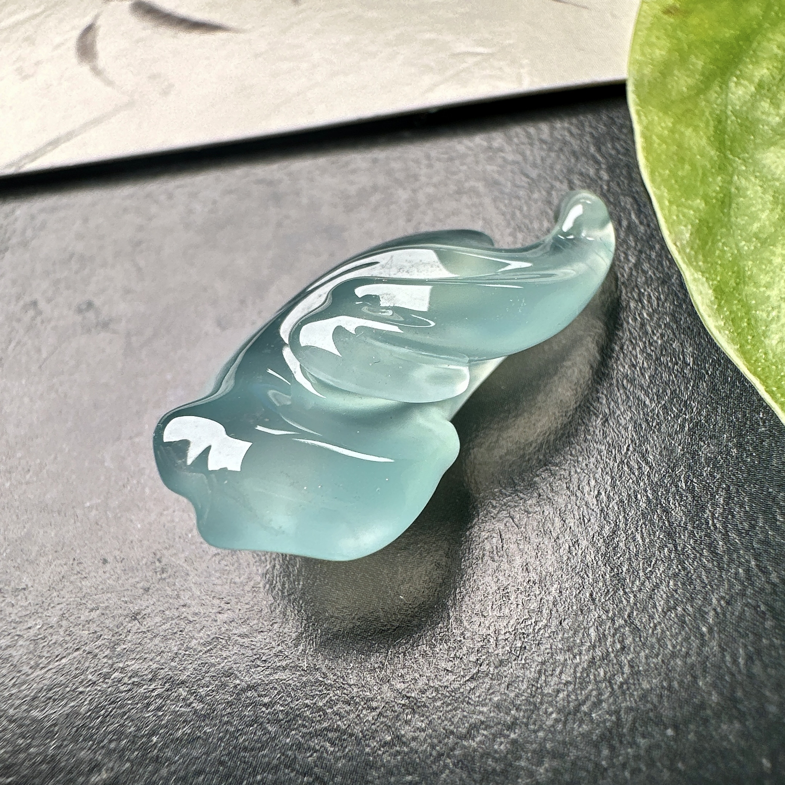 【冰种天空蓝随形裸石】随形银杏叶，质地非常细腻干净，冰润十足，种老冰透，收藏品质