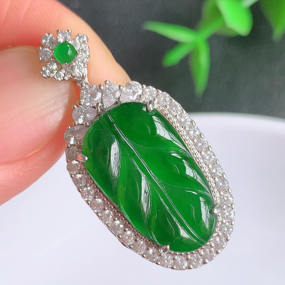 冰润满绿925银镶金枝玉叶翡翠吊坠  老种起胶感  飘花灵动  寓意“金枝玉叶，大业有成，一夜成名”  饱满大气，水润通透。W481.21  整体尺寸：33.5-16.5-10mm  裸石尺寸：19-11mm