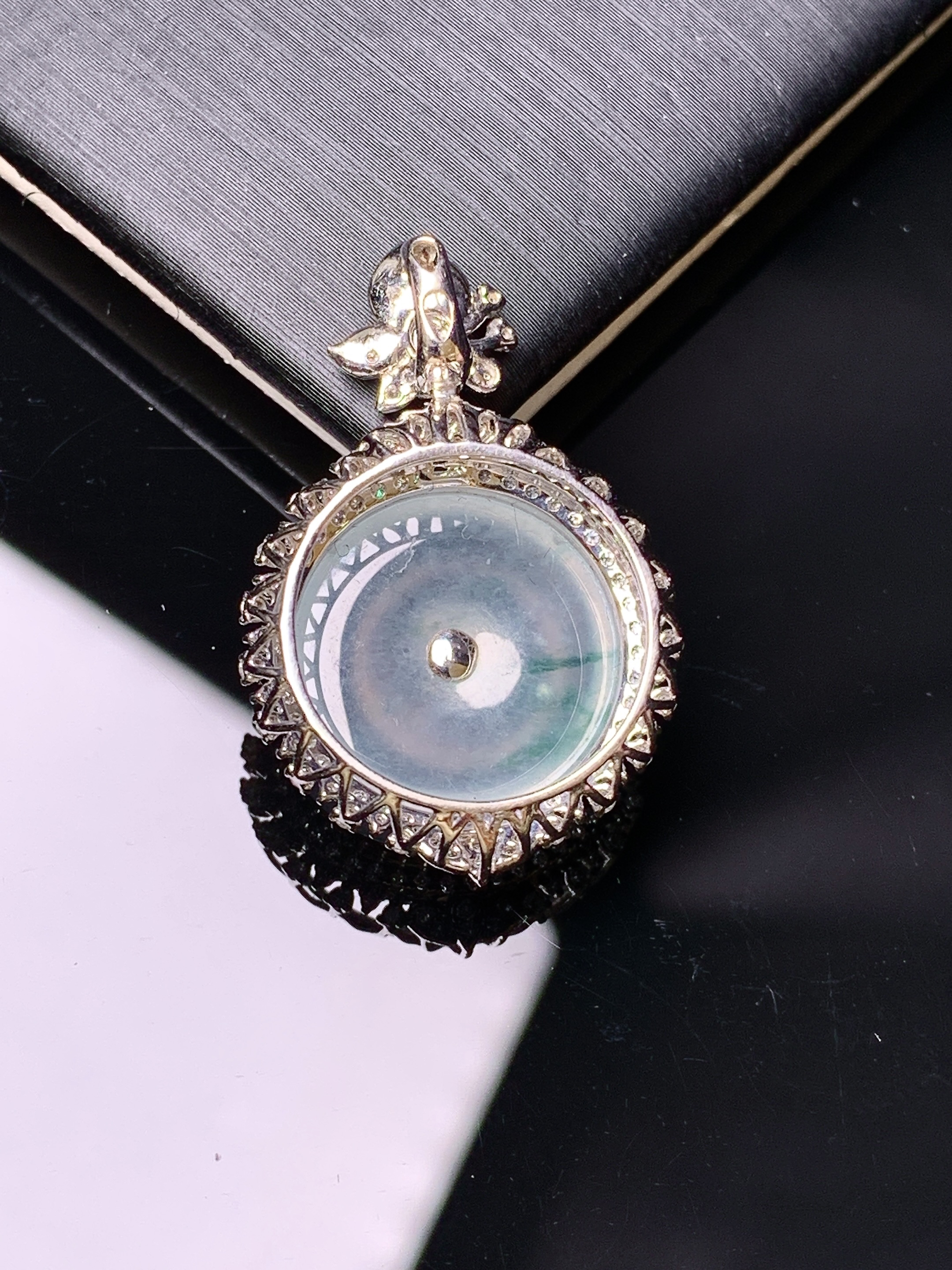 18k金钻镶嵌冰种平安扣吊坠 玉质细腻 色泽艳丽清新 水润亮眼 整体尺寸29.5*19.3*8.6y4