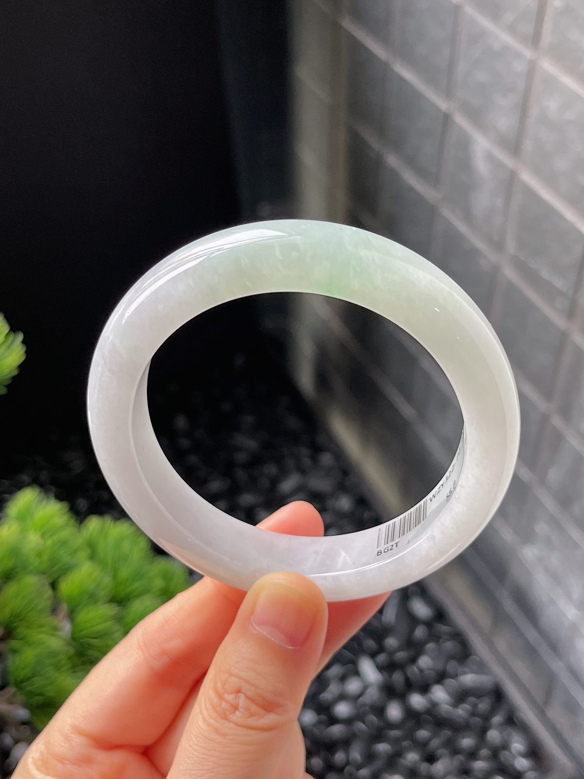 正圈55.8圈口，翡翠糯化种淡绿色手镯