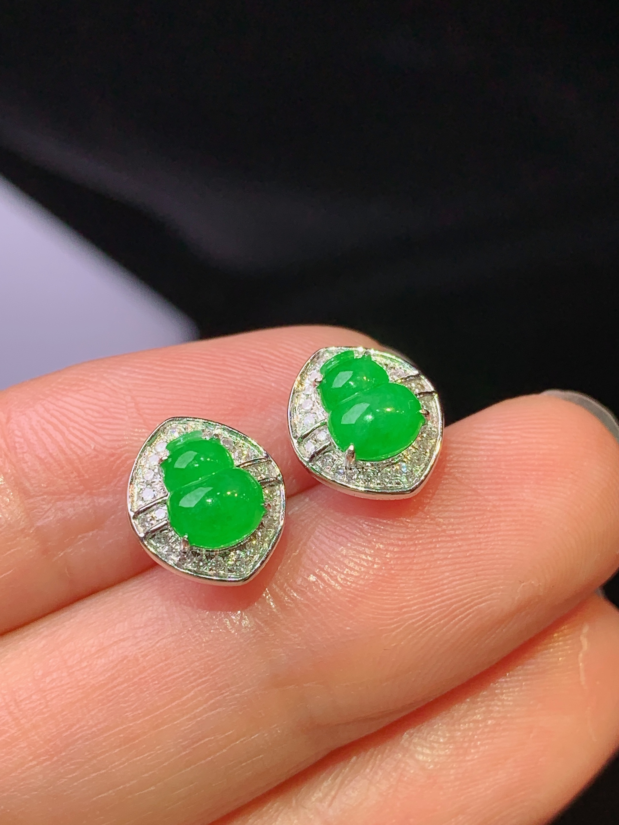 18k金钻镶嵌翠绿葫芦耳钉 玉质细腻 色泽艳丽清新 水润亮眼 整体尺寸10.3*8.8*3.6zy