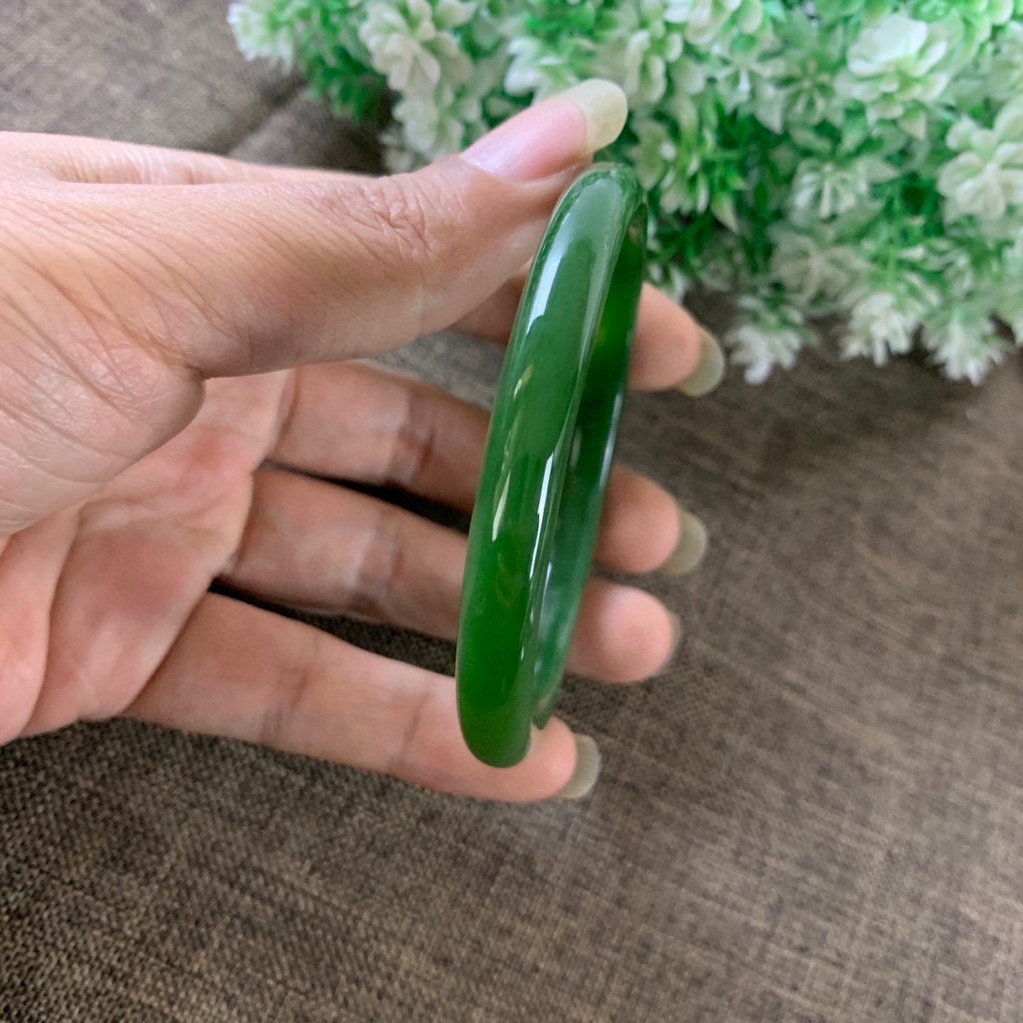 和田玉碧玉61圈口鲜阳绿色手镯，镯型古朴典雅。在诗情画意的雨巷相遇，你是我腕间的一抹风情，有你眸有深情.清风荡漾湖间静水，我愿俯身低眉，在烟波涟漪处寻你