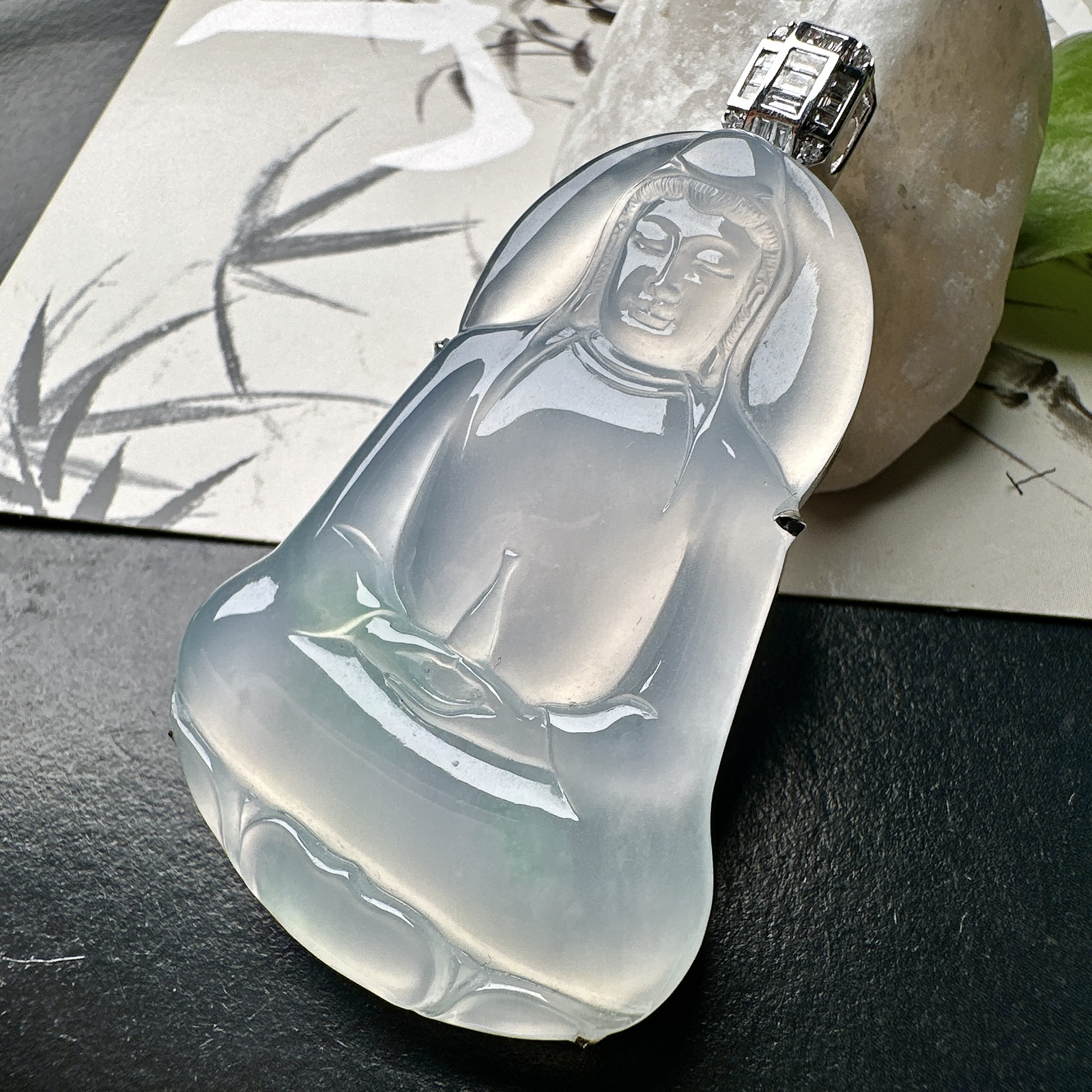 【冰种飘花素衣观音】质地细腻，通透度上佳，冰感十足，适合佩戴，收藏品质，18k金钻镶嵌，裸石尺寸54.5*37.6*4.8毫米