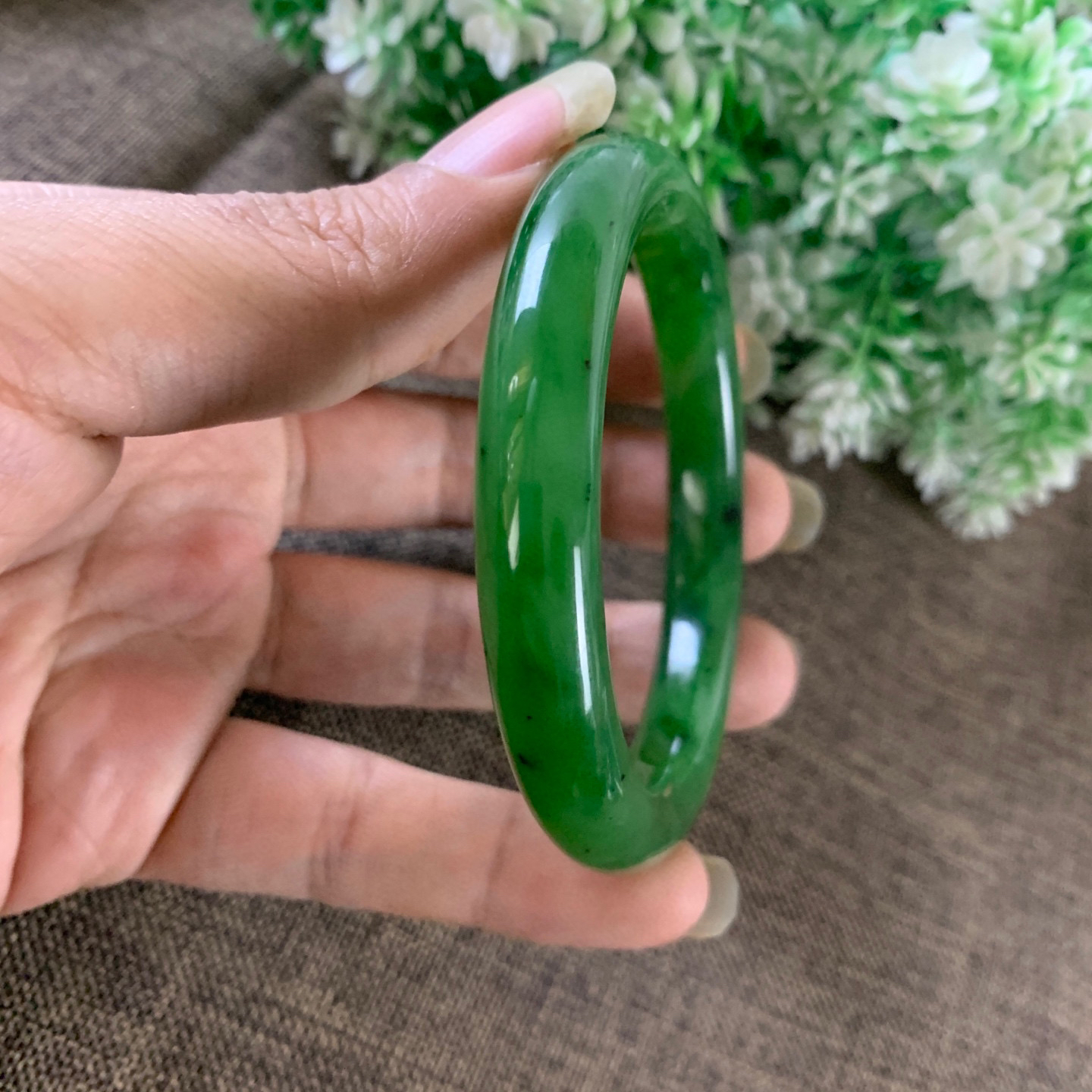 和田玉碧玉58.5圈口鲜阳绿色手镯，镯型古朴典雅。在诗情画意的雨巷相遇，你是我腕间的一抹风情，有你眸