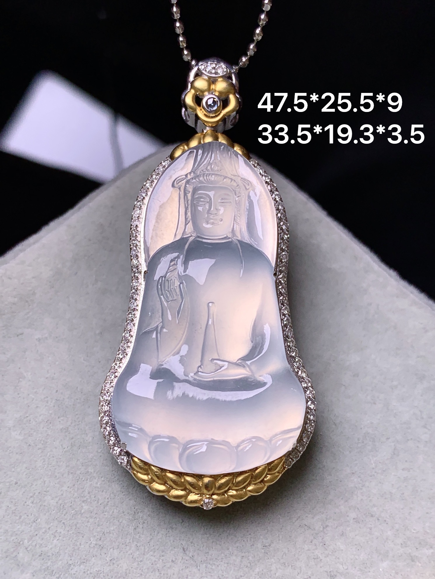 18k金钻镶嵌冰种观音菩萨吊坠 玉质细腻 色泽艳丽清新 水润亮眼 整体尺寸47.5*25.5*9y4