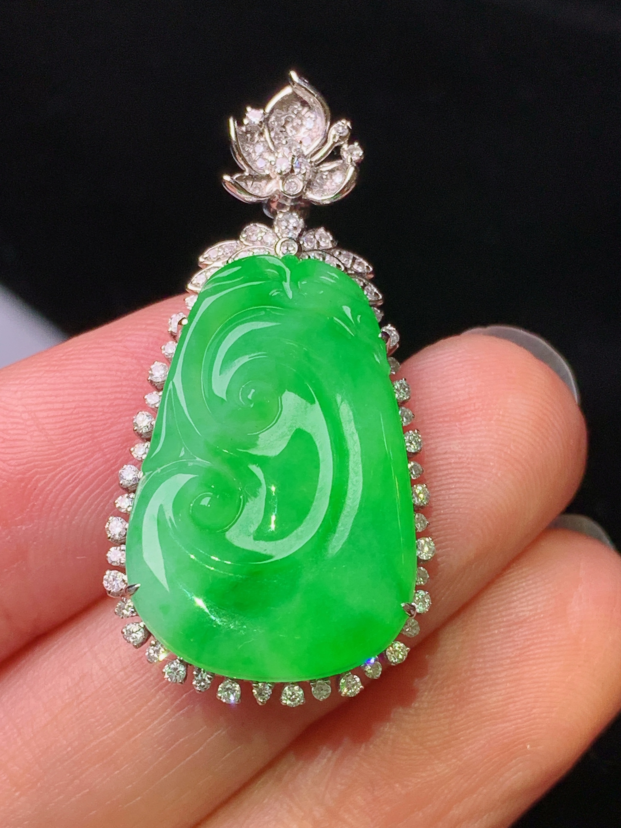 18k金钻镶嵌翠绿如意吊坠 玉质细腻 色泽艳丽清新 水润亮眼 整体尺寸35*17.5*6.5b1